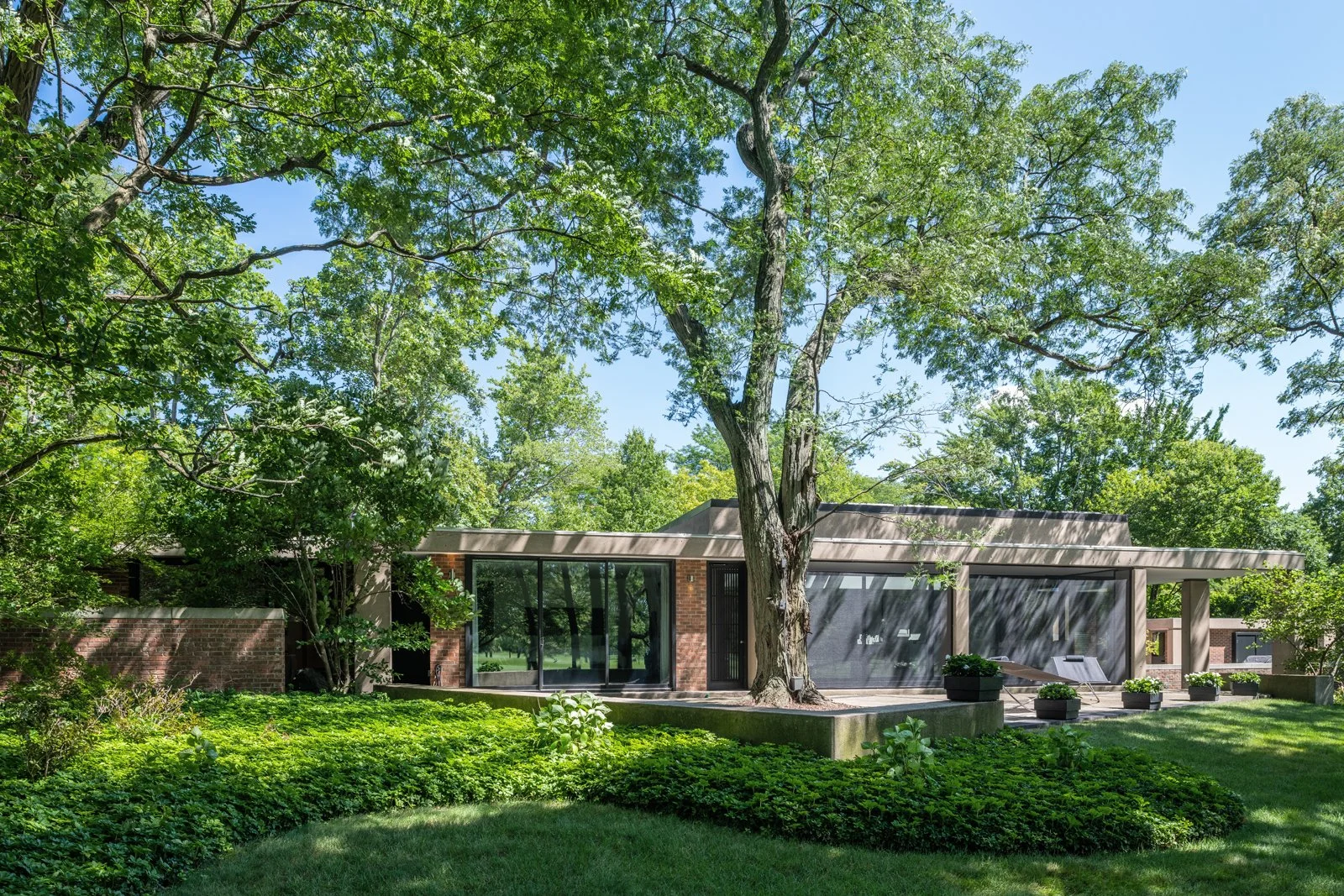 Heller House, Highland Park, Illinois. Architect: Edward Dart