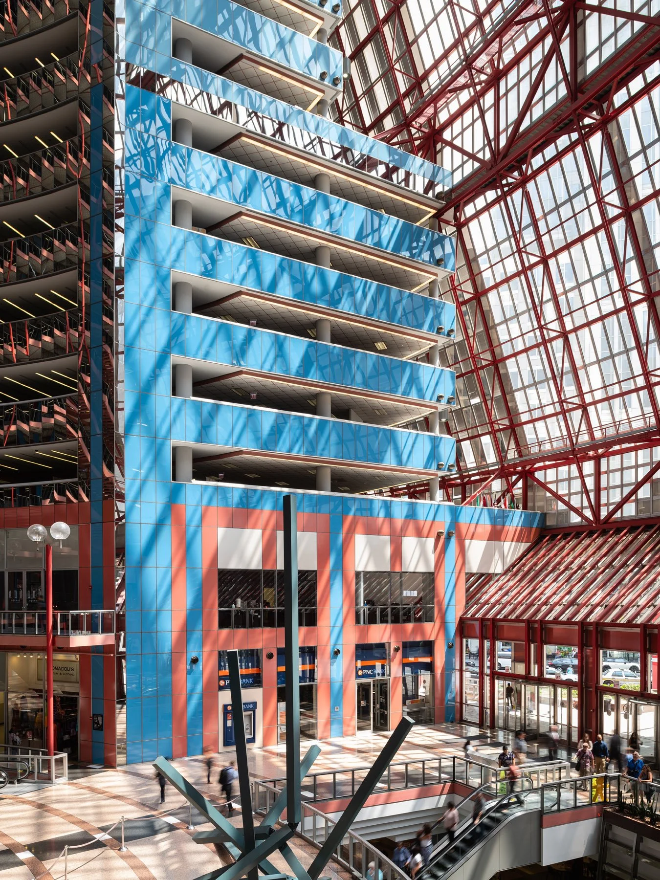 James R. Thompson Center atrium, blue paneled core and cantilevered floor plates beside the space frame, Chicago - blue panel curtain wall