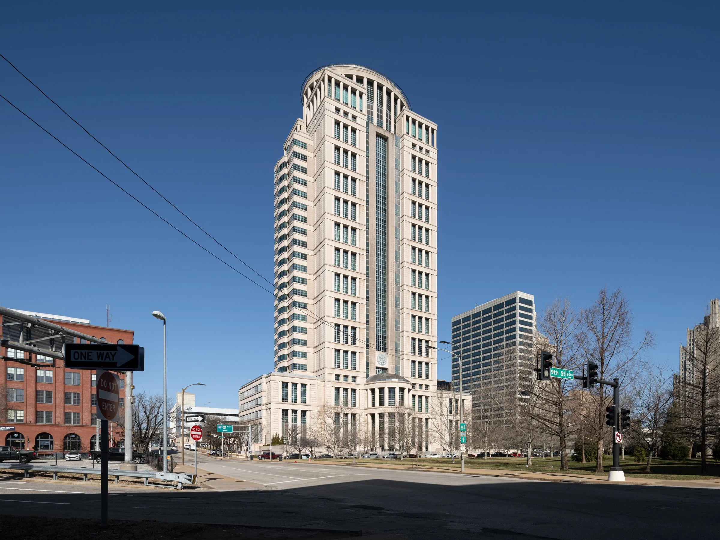 Thomas F. Eagleton Courthouse stacked columns and stainless steel dome by HOK Gyo Obata, St. Louis Missouri - architectural photographer St. Louis