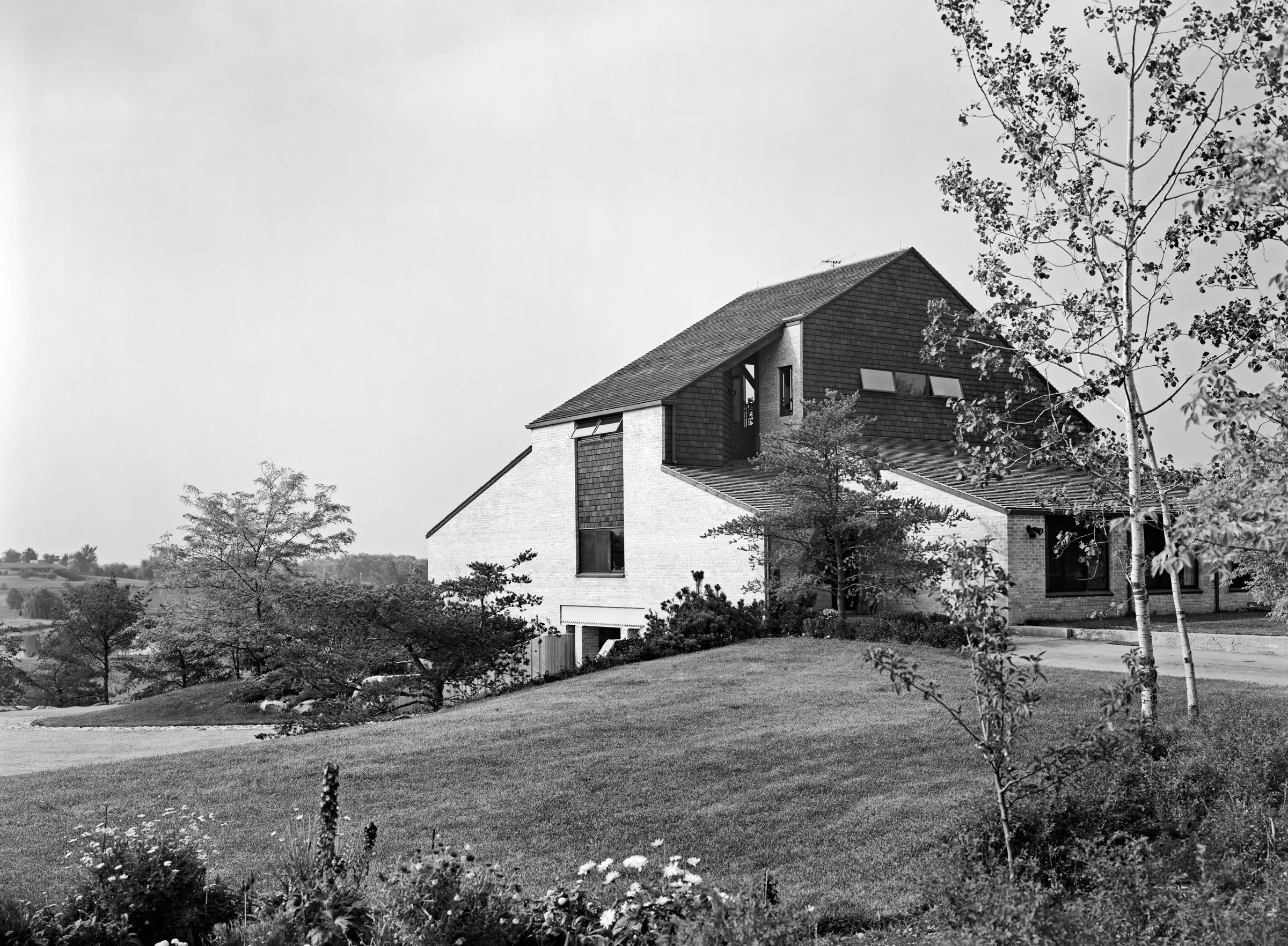 Alt text for both: Dart House III, Barrington, Illinois. Architect: Edward Dart. Photo: Ezra Stoller/Esto.