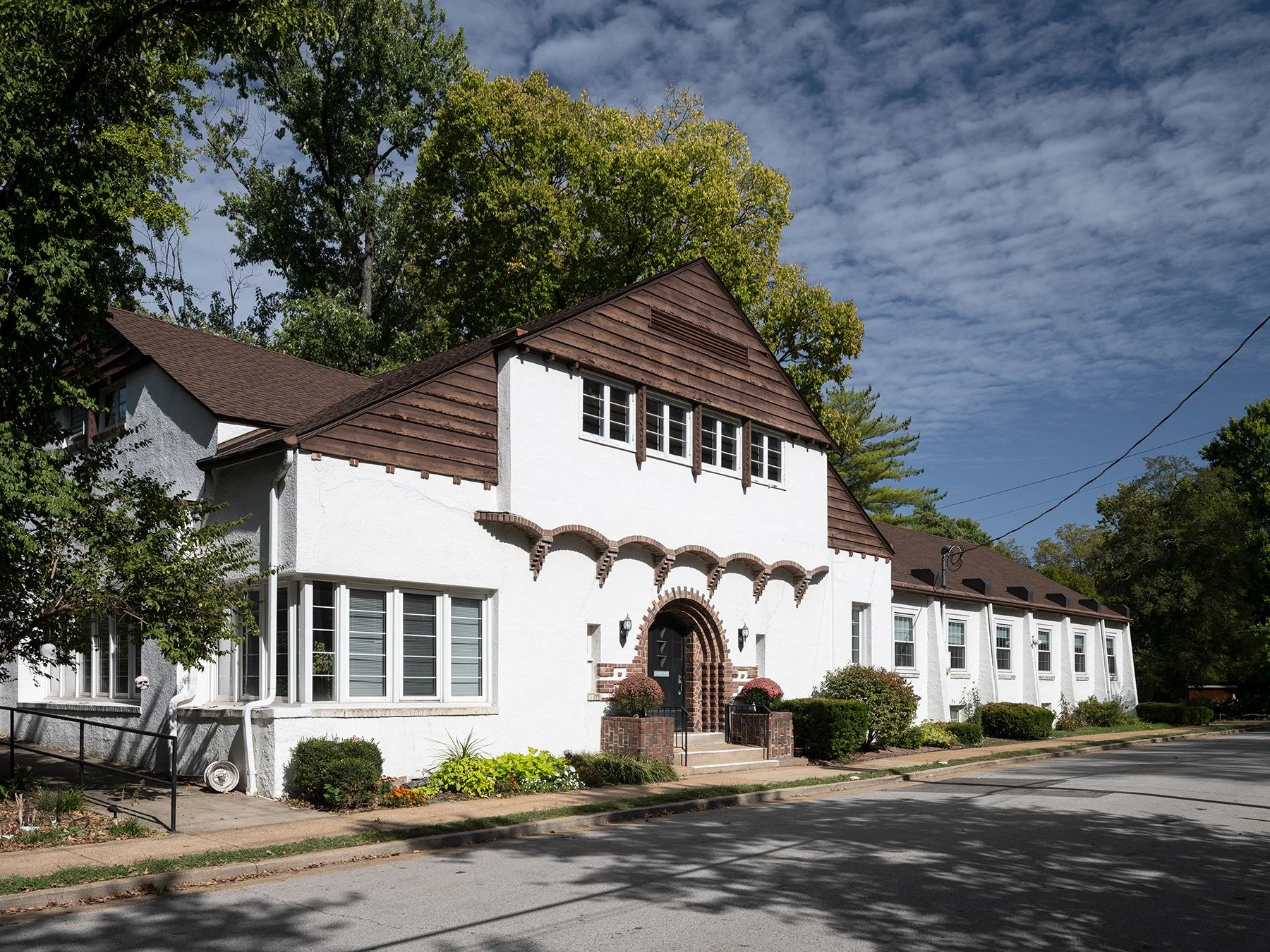 Monday Club exterior stucco facade and arched brick entry by Harris Armstrong, Webster Groves Missouri - architectural photographer St. Louis