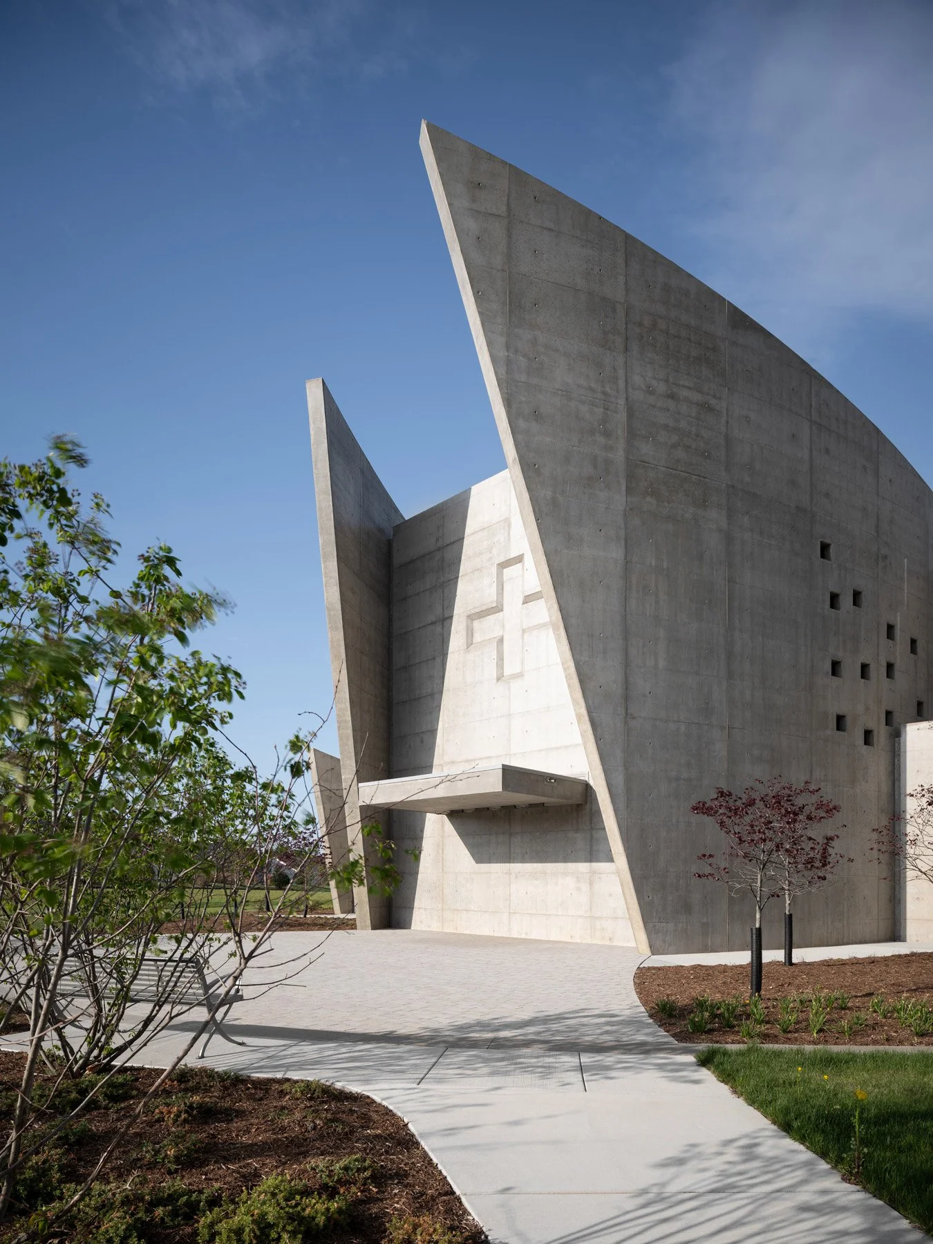 Chapel of the Risen Christ towering curved walls, recessed cross, by Design Alliance Architects - architectural photographer St. Louis Missouri