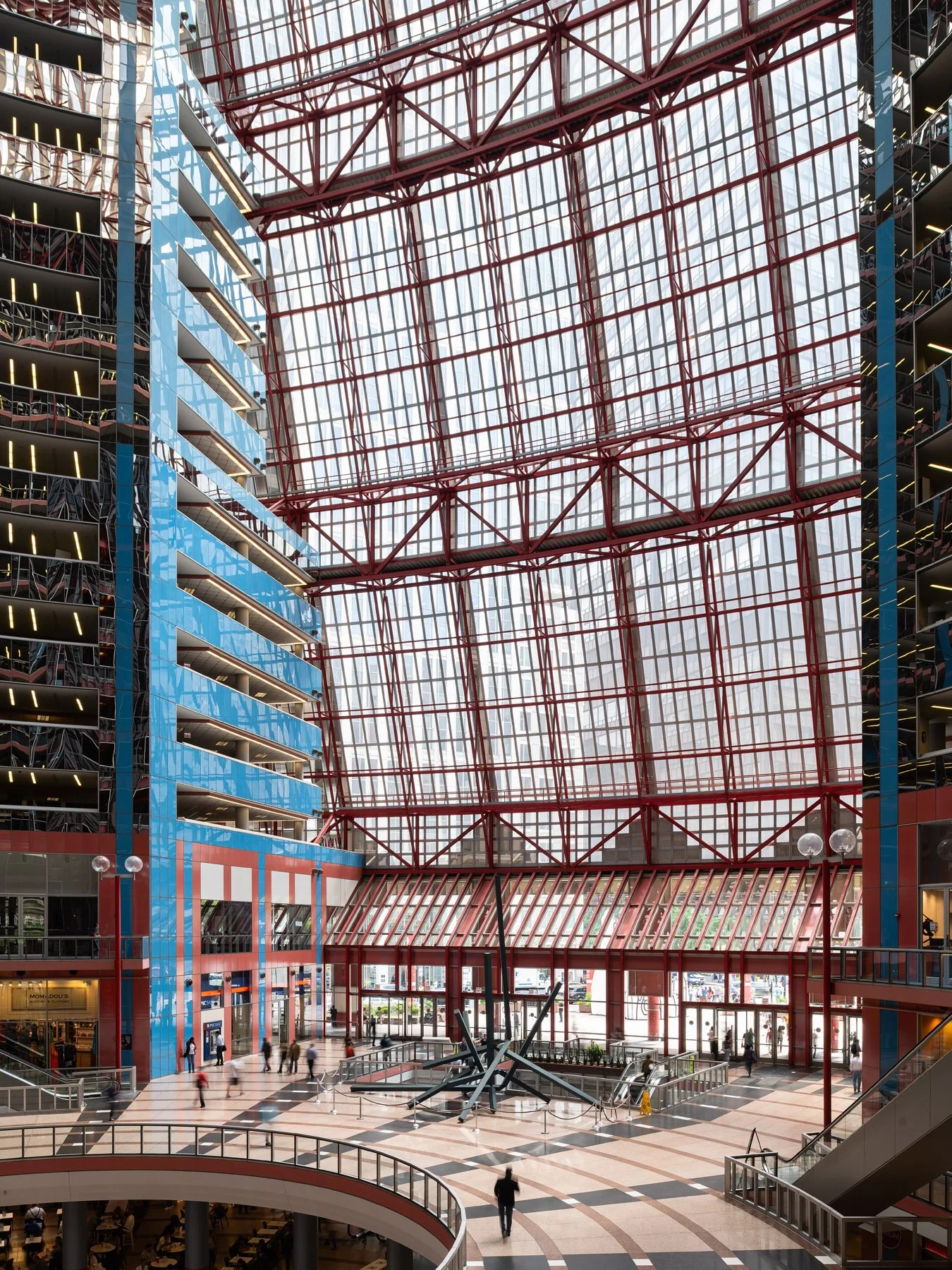 James R. Thompson Center atrium, blue core rising to the red space frame skylight over the lower court, Chicago - Murphy Jahn design