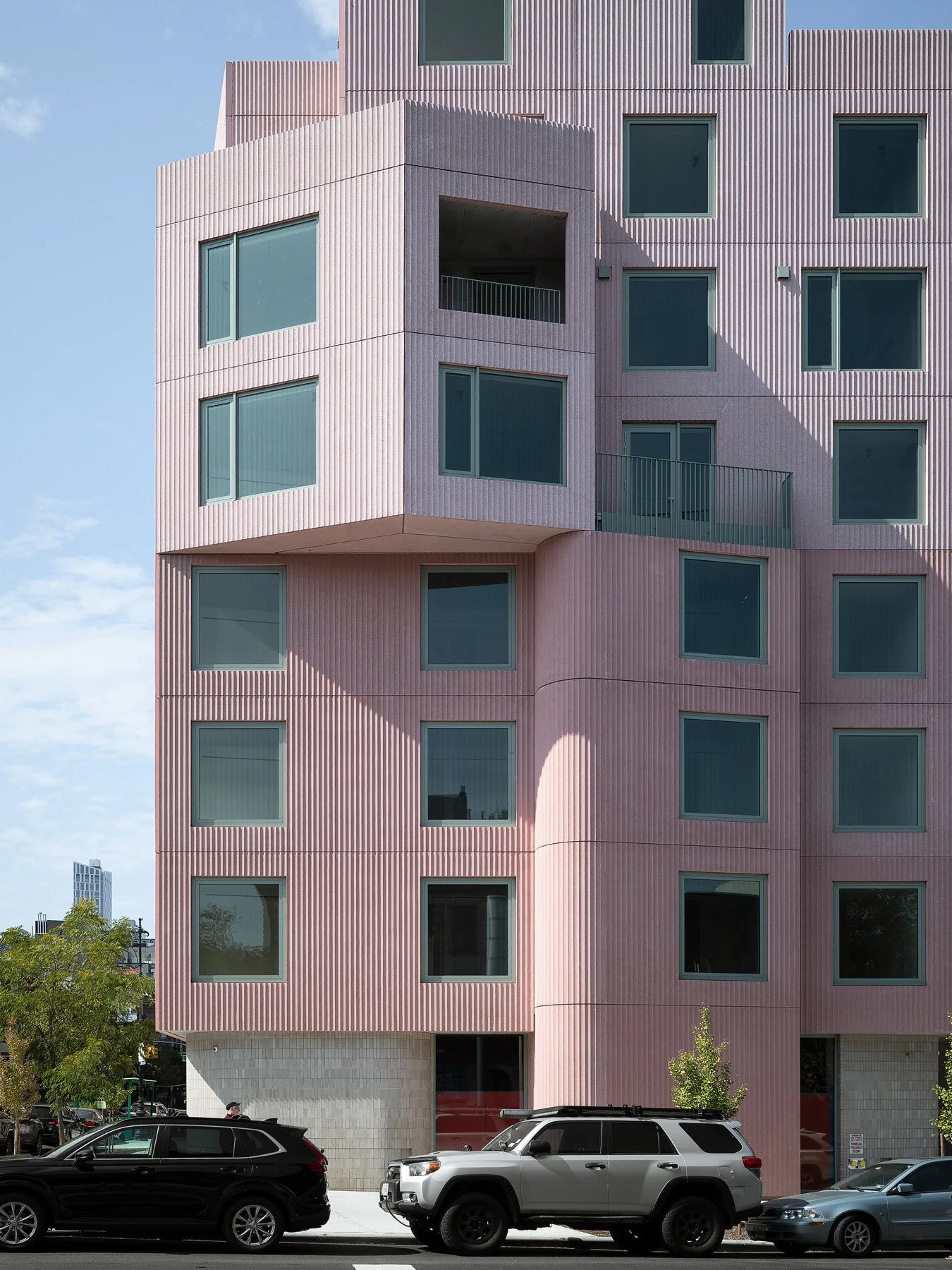144 Vanderbilt upper pink facade with recessed loggia terraces and green windows, by SO-IL, Brooklyn - architectural photographer New York
