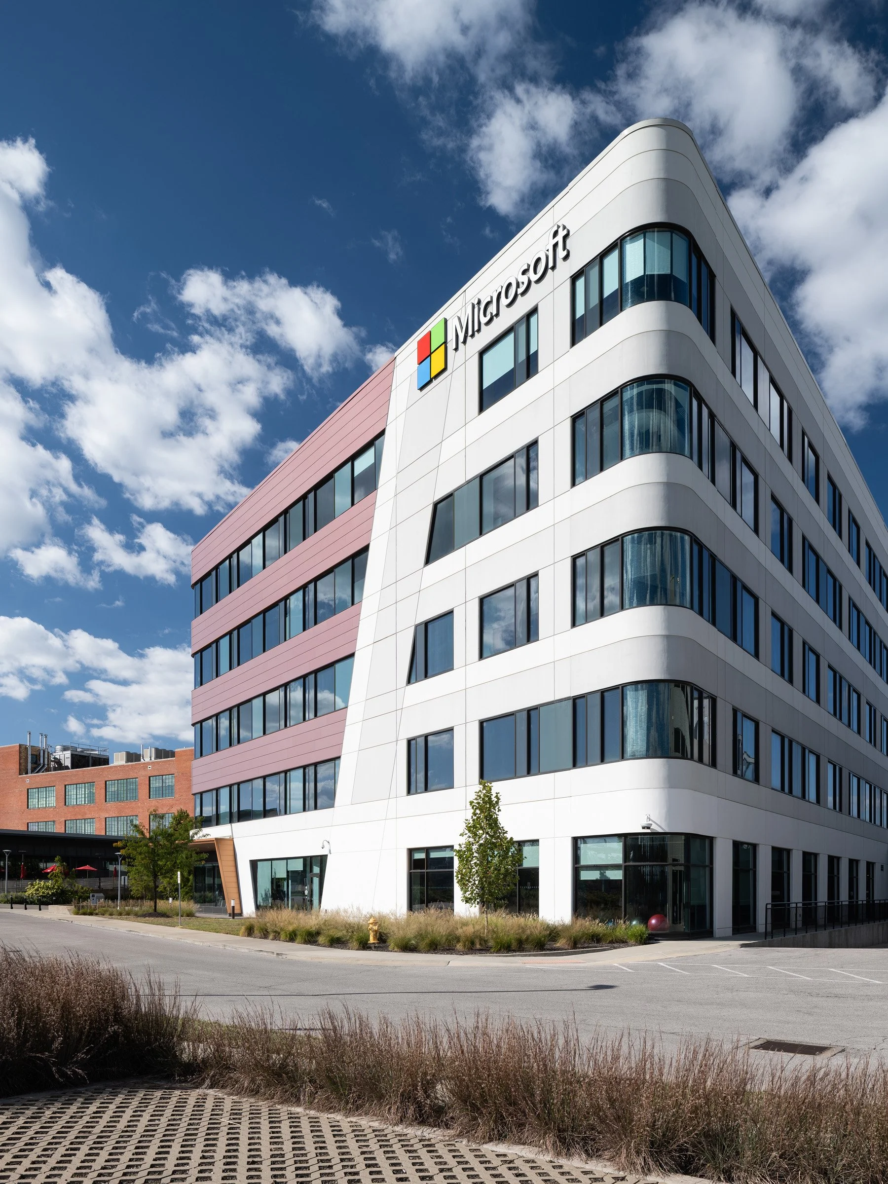 4220 Duncan corner view with Microsoft signage on the curved white facade, by HOK - architectural photographer St. Louis Missouri