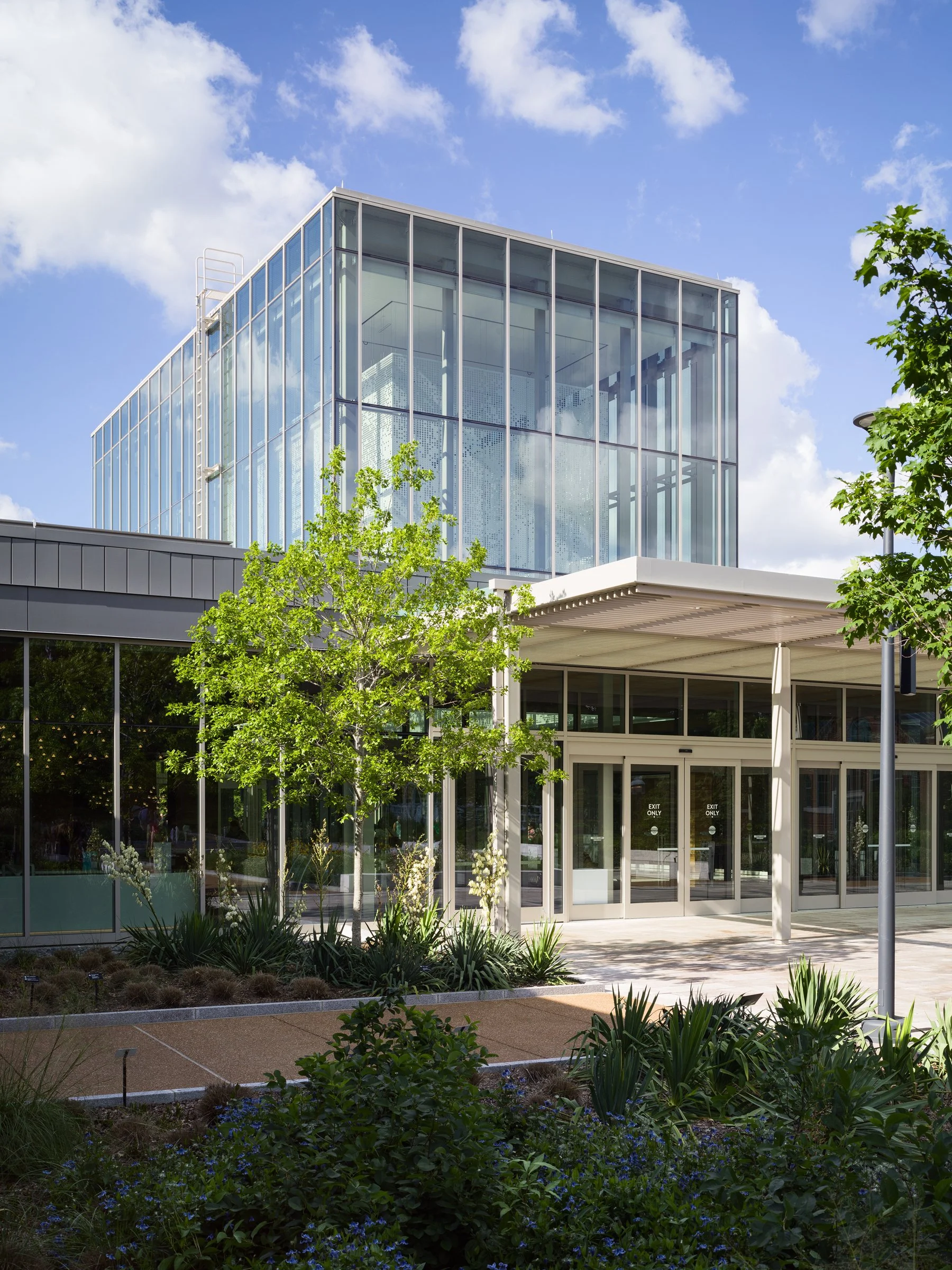 Missouri Botanical Garden Jack C Taylor Visitors Center exterior showing cultural architecture by Ayers Saint Gross and Tao + Lee Associates, St. Louis Missouri