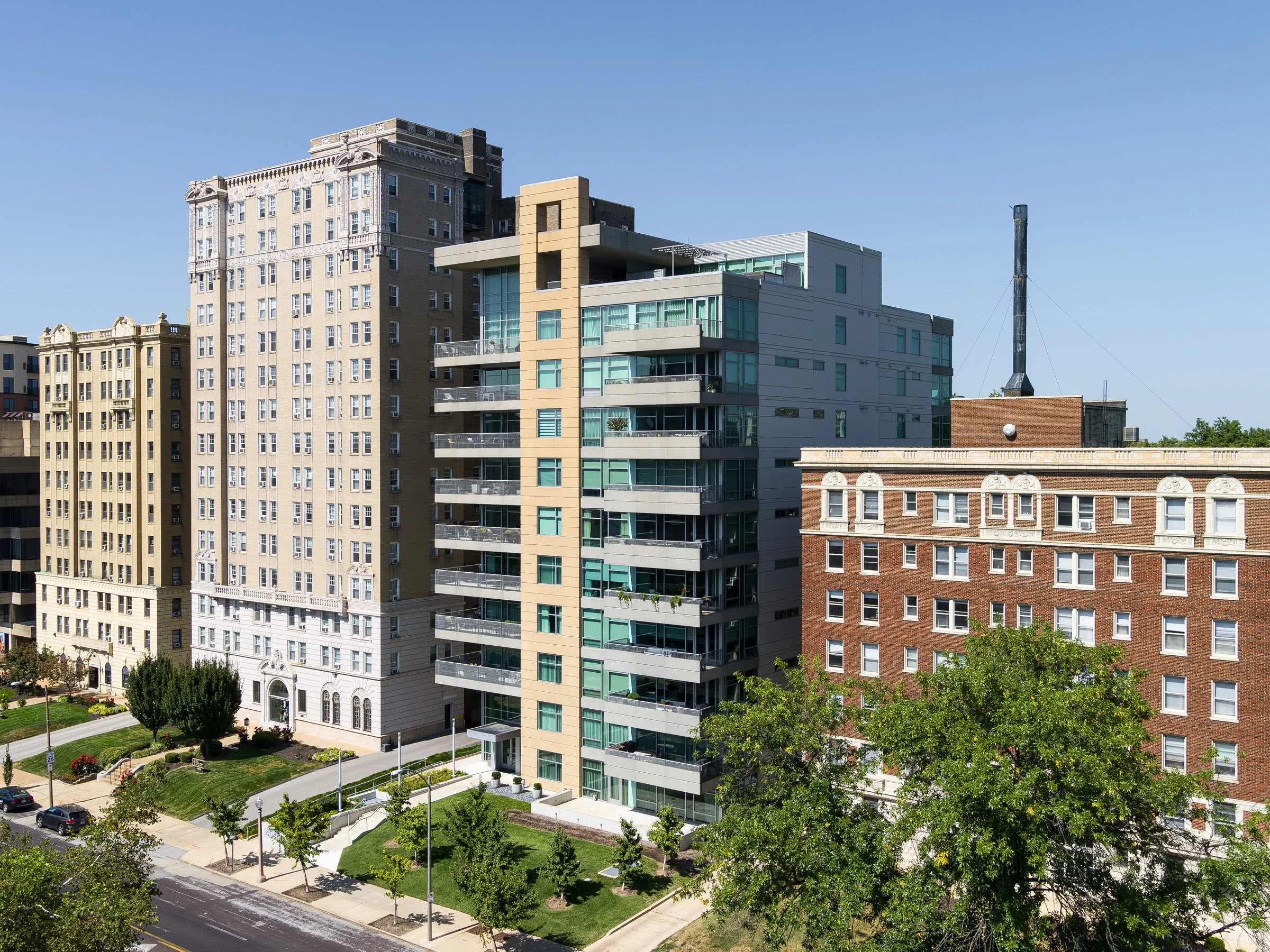 4545 Lindell residential tower floor-to-ceiling tinted glass and 90-degree floating corners by Saur & Associates, St. Louis Missouri - architectural photographer St. Louis