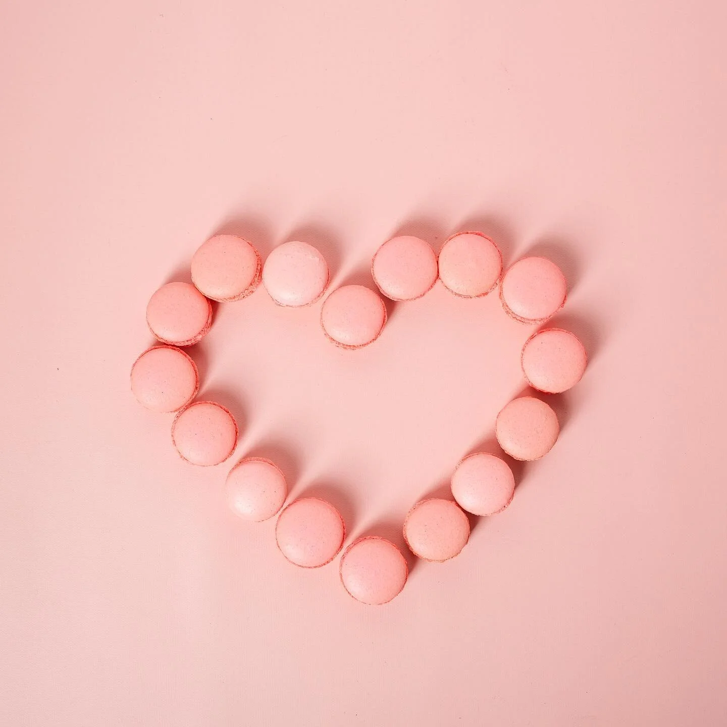 Amazing red velvet macarons by @poppytons.patisserie 
💖
#macarons #dessert #french #pastry #pastrychef #confections #sweets #valentinesday