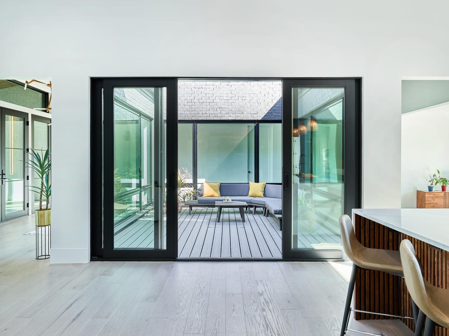 A very unique feature of this home: an interior / exterior courtyard. @surfacearchitecture 
#modern #home #residential #interiors #interiordesign #architecture #architecturephotography
