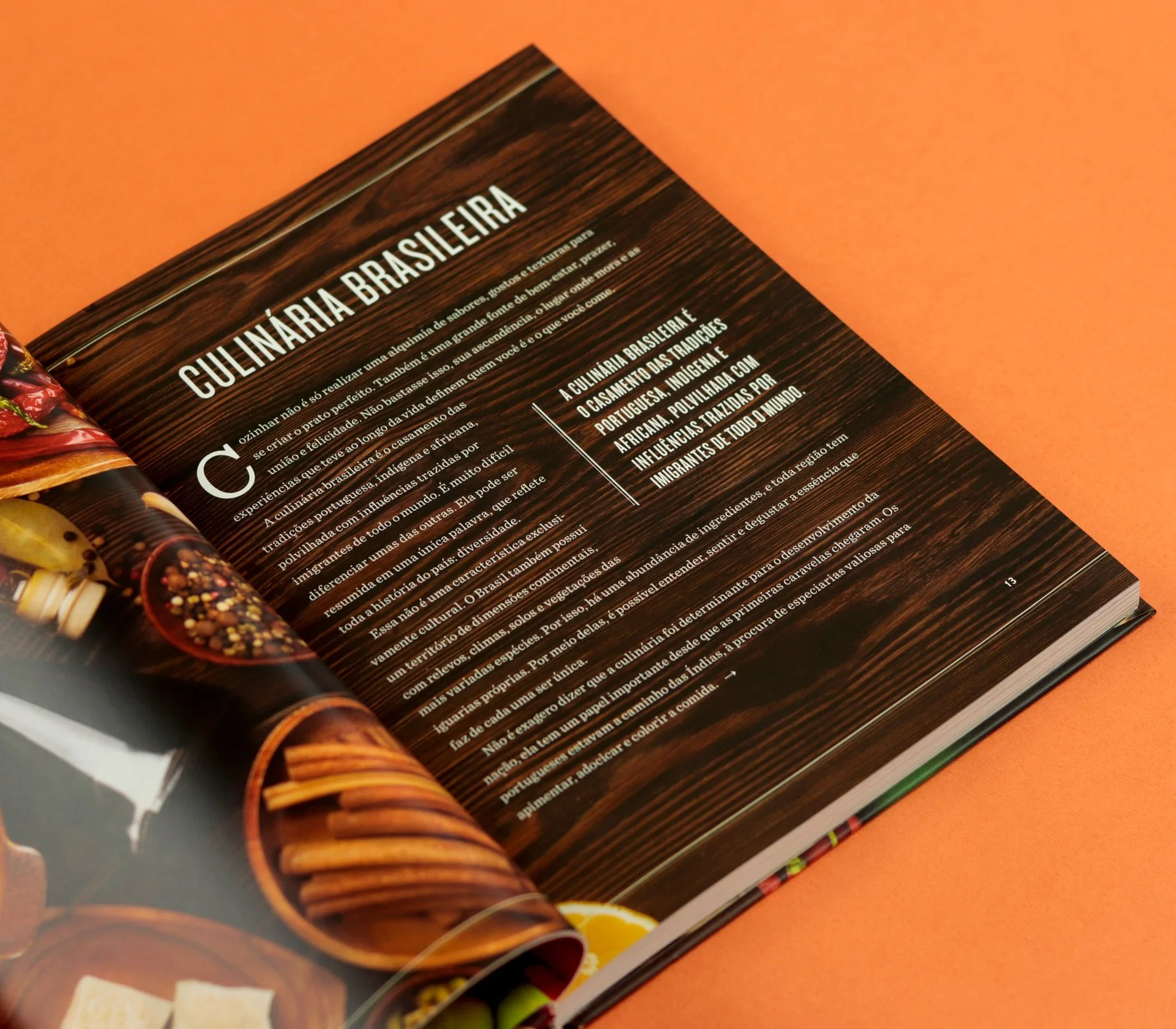 Páginas de um livro aberto sobre culinária brasileira, com texto em português e imagens de ingredientes típicos na culinária brasileira.