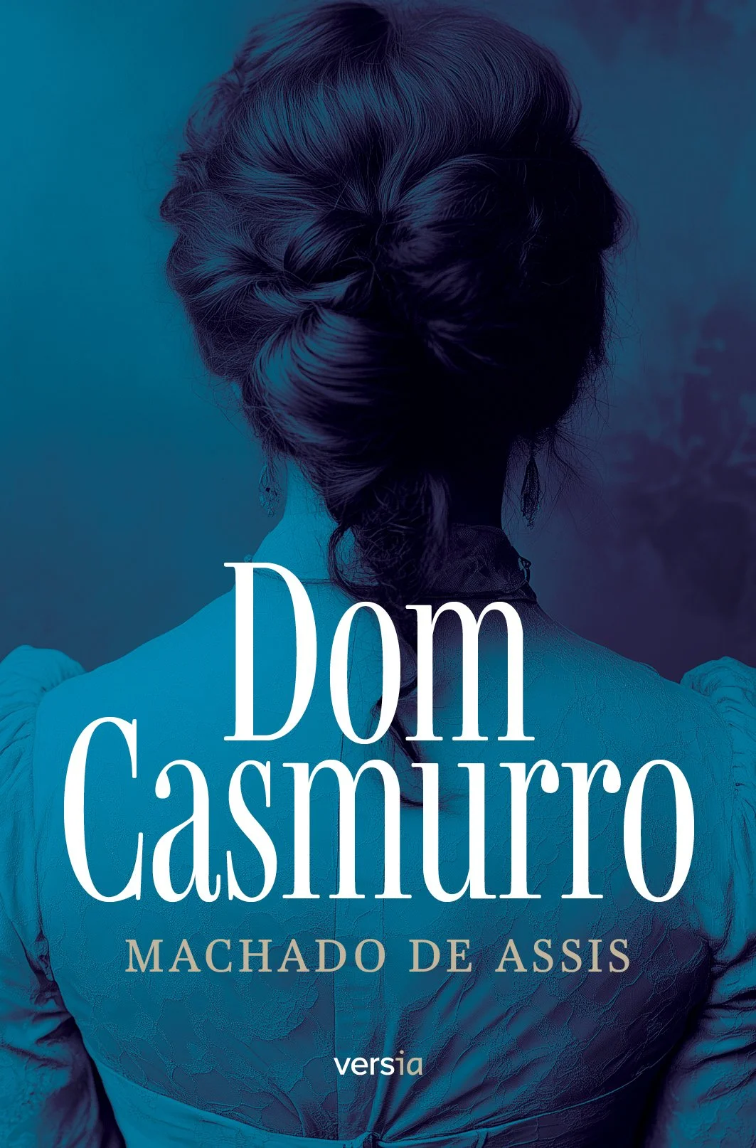 Capa do livro "Machado de Assis" de Dom Casmurro, com uma imagem de costas de uma mulher de cabelo escuro arrumado em um coque e vestindo uma blusa azul, em tons de azul escuro e roxo.