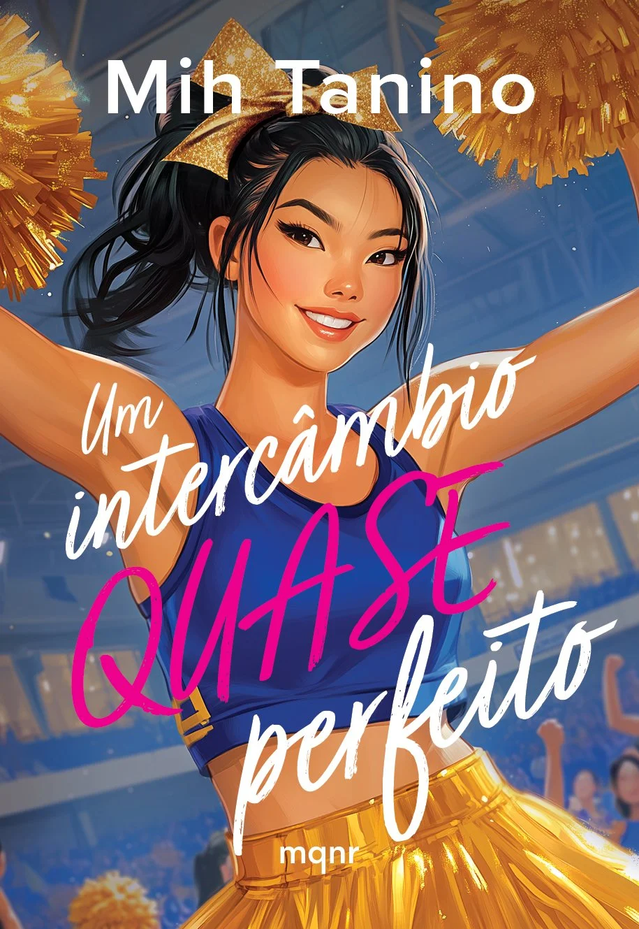 Ilustração de uma cheerleader com uniforme azul, saia dourada e laço dourado na cabeça, sorrindo e com braços levantados, em um estádio. Texto em português: "Mih Tanino - Um intercâmbio QUASE perfeito".