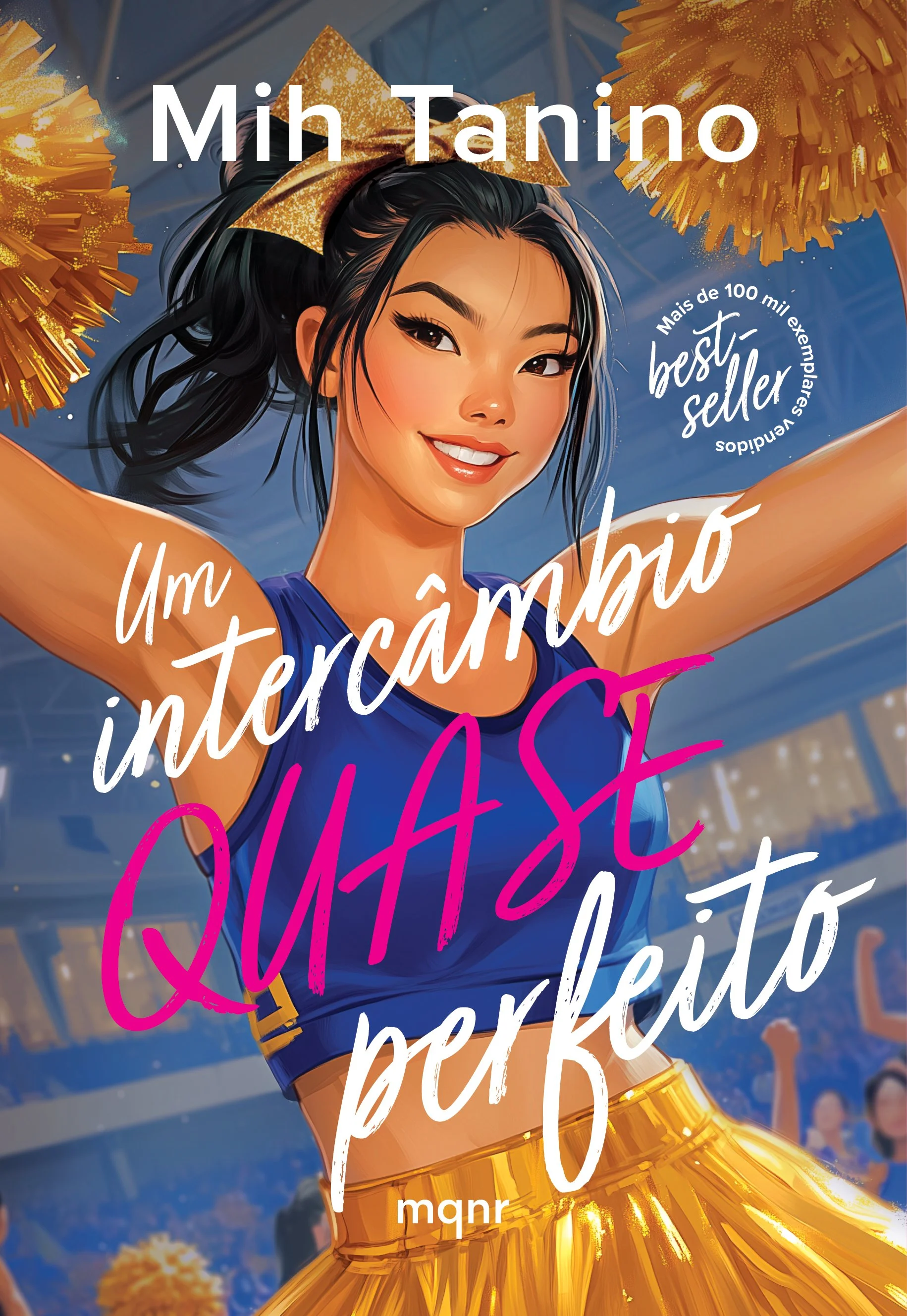 Ilustração de uma cheerleader com uniforme azul, saia dourada e laço dourado na cabeça, sorrindo e com braços levantados, em um estádio. Texto em português: "Mih Tanino - Um intercâmbio QUASE perfeito".