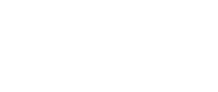 Imagem de uma mão segurando uma fita métrica dourada com fundo branco.