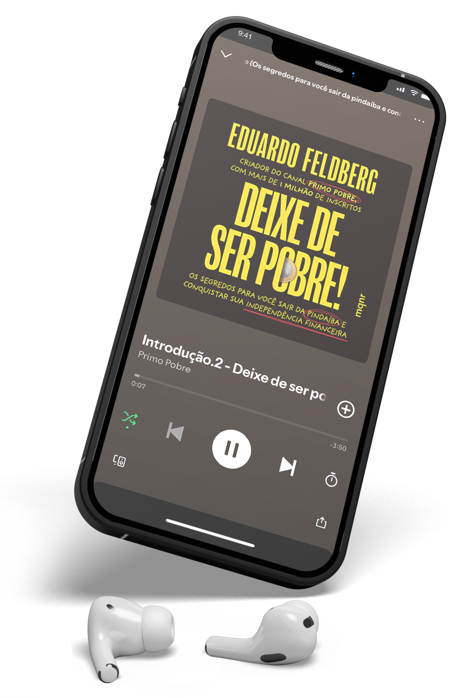 Imagem de um celular exibindo um episódio de um audiobook intitulado "Deixe de ser pobre" de Eduardo Feldberg, com botões de controle de reprodução e fones de ouvido brancos ao lado.