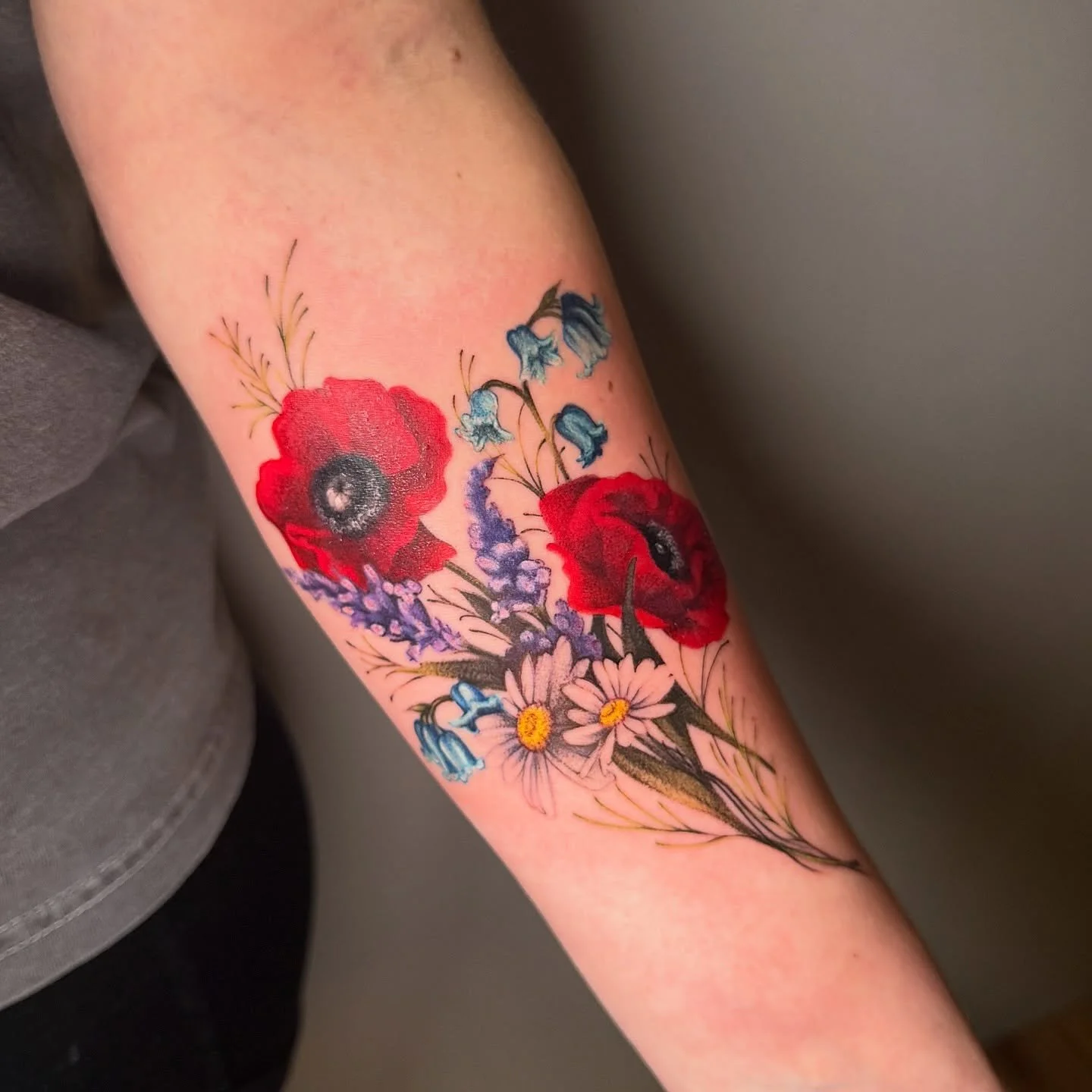 some vibrant wildflowers 🍃 🌼 

the prettiest poppies, lavender, bluebells, and daisies 😌🫶🏻

booking for april &amp; may! send in a submission to get one of your own!!!

&hellip;

@evergreenstudios.chicago 

&hellip;

#botanicaltattoo #floraltatt