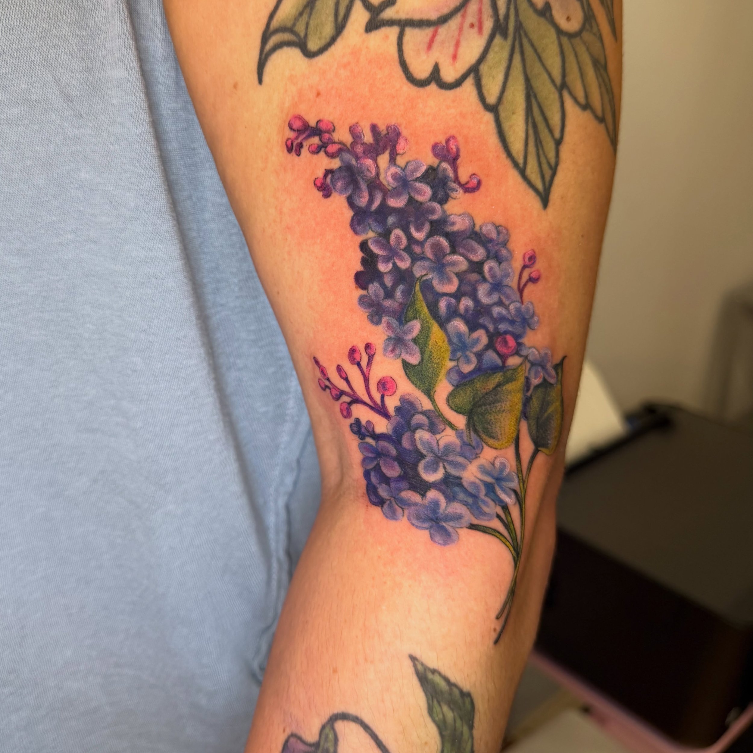 lilacs are easily a favorite flower of mine to see when on walks around the neighborhood 😍

thank you so much annie for letting me forever immortalize these lovely smelling blooms! 🌼 

&hellip;

@artspirittattoowesttown 

&hellip;

#tattooartist #c