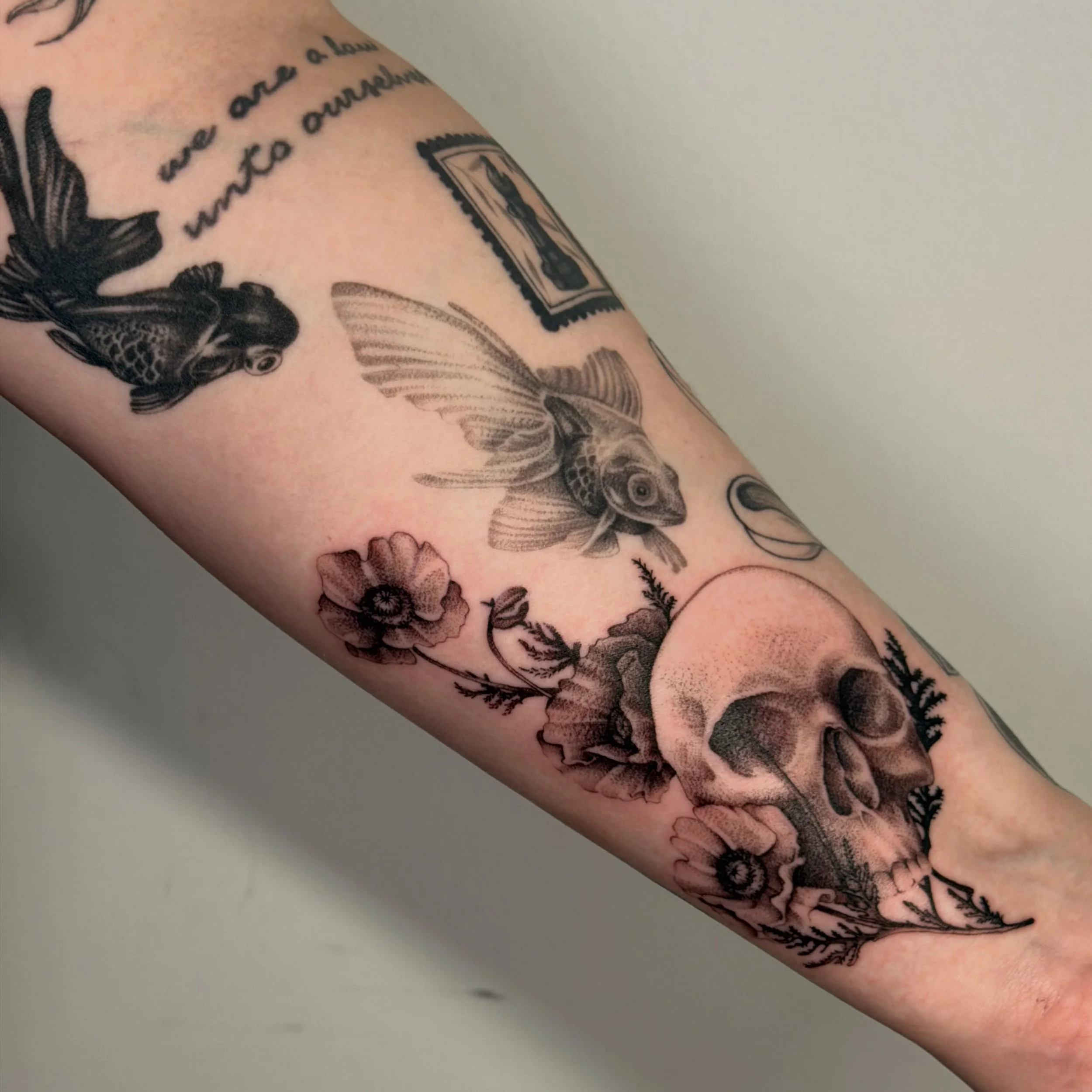 a skull &amp; poppies and two little goldfish that are over a year healed ✨

thank you rebecca! It&rsquo;s always such a fun time! 😊

&hellip;

currently booking for my remaining days in July &amp; August!! send in some of your submissions through t