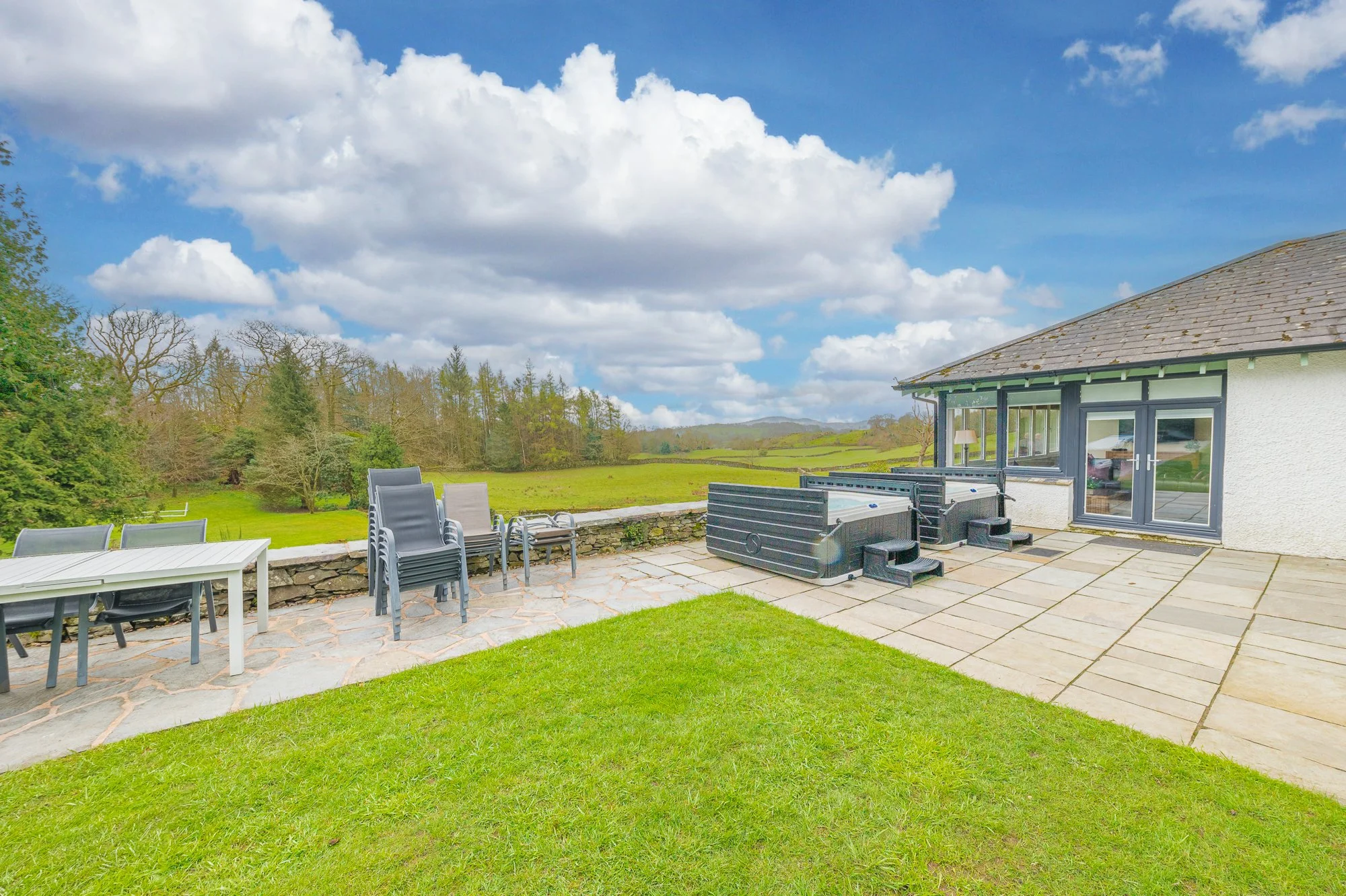 Oaks garden with hot tubs.jpg