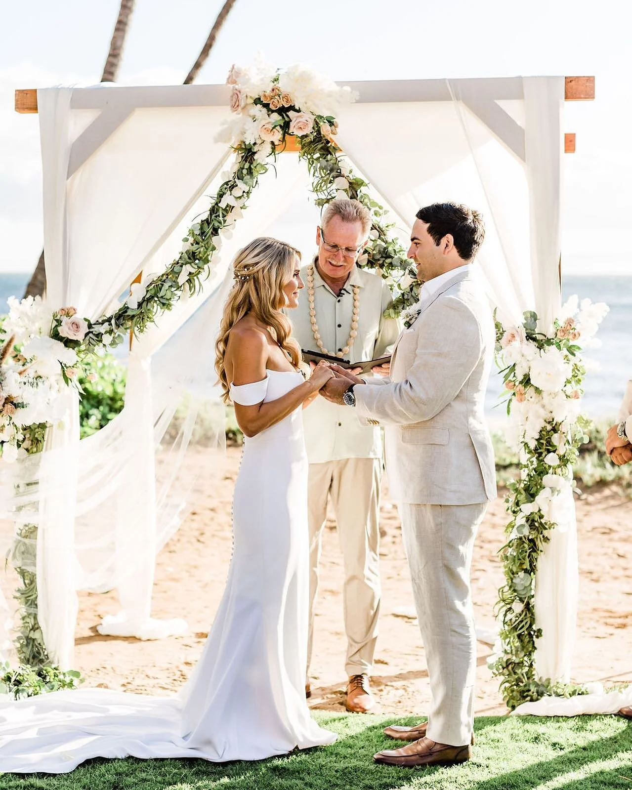 We are geared up &amp; ready for a busy week ahead !!
Pic :: @annakimhawaii 
#weddingday #mauiwedding #hawaiiwedding #bridalbouquet #destinationwedding #luxurywedding #weddinginspo #weddingceremony #floralinspo #weddingarch #flowerlovers #mauisunset 