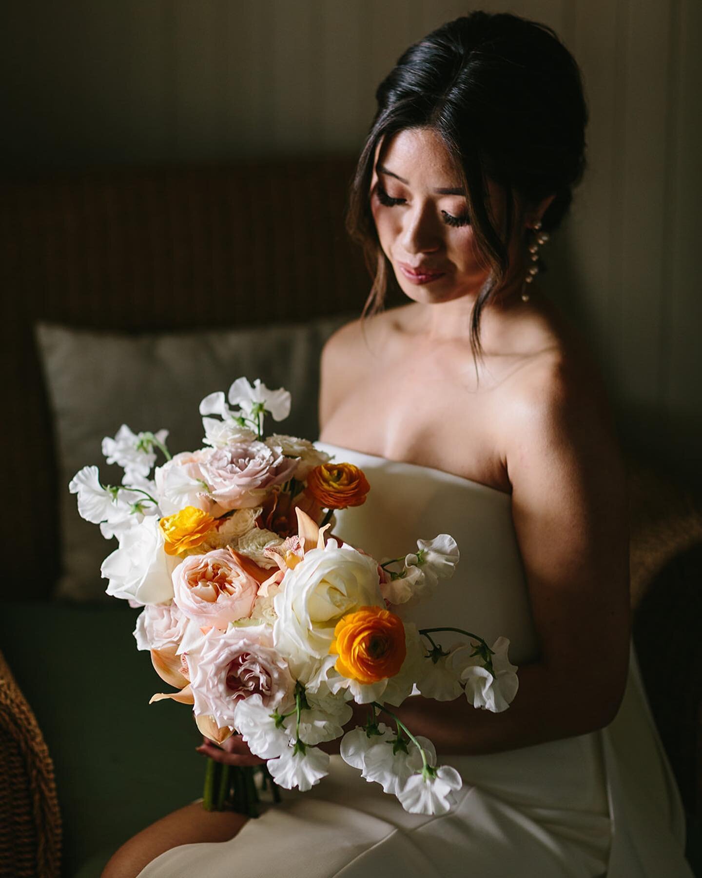 Julie 🤍
Pic :: @melialucida 
#weddingday #mauiwedding #hawaiiwedding #bridalbouquet #destinationwedding #luxurywedding #weddinginspo #weddingceremony #floralinspo #weddingarch #flowerlovers #mauisunset #bouganvillea #beachwedding #florist #mauiflori