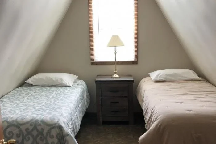 Cabin+2+Upstairs Bedroom.webp