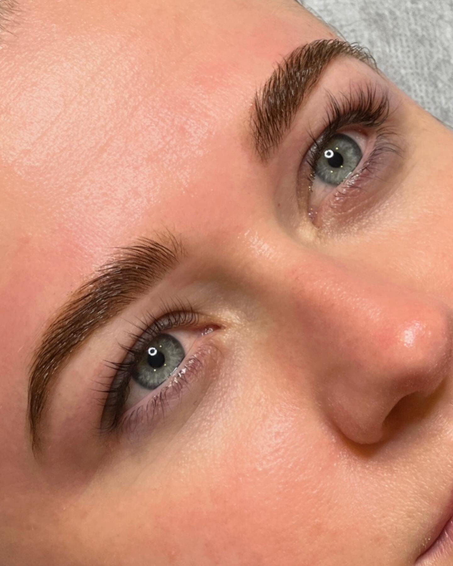 Beautiful Hybrid Brows and Lashes 🤩

#longlasting #gamechanger #brows #milliemaebrows #browsbyjanine #eyebrowtint #eyelashtint #auckland #beachlands #beautysalon #beautytherapynz #browgame