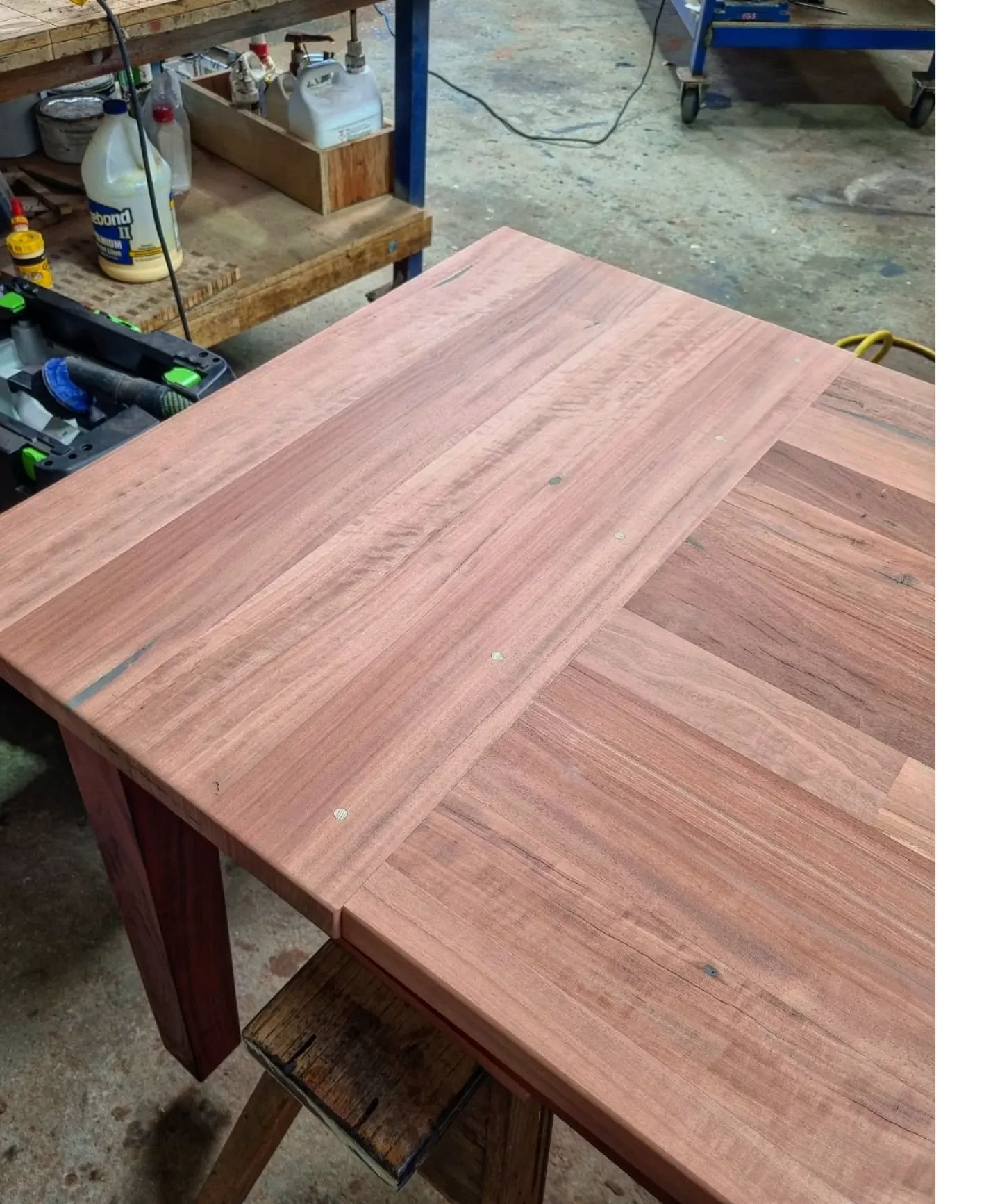 Tabletop detail. Redgum top using traditional breadboard end joinery.

#breadboard #redgum #joinery #drawbore  #euroa #woodworking #strathbogie