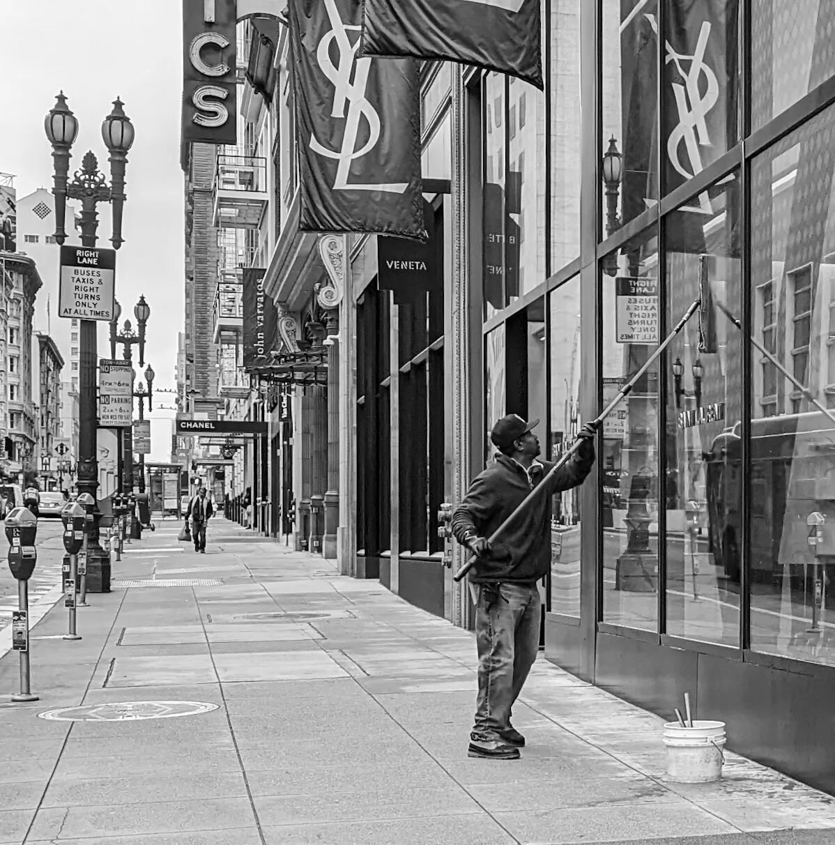 YSL, San Francisco
.
.
@simpleisbeautifulphotography @progressivestreet #streetphotographer #blackandwhitephotography #blackandwhite #blackandwhiteonly #fujifilm #fujix100 #fujix100v #streetphotographers #streetphotography  #noiretblanc #blancoynegro