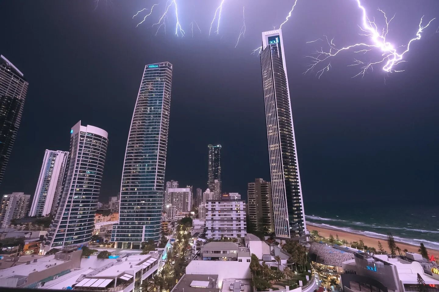 .
.
#lightning #goldcoast #goldcoaststorm #newyears #goldcoastlightning #surfersparadise #thunderstormsareawesome #newyear