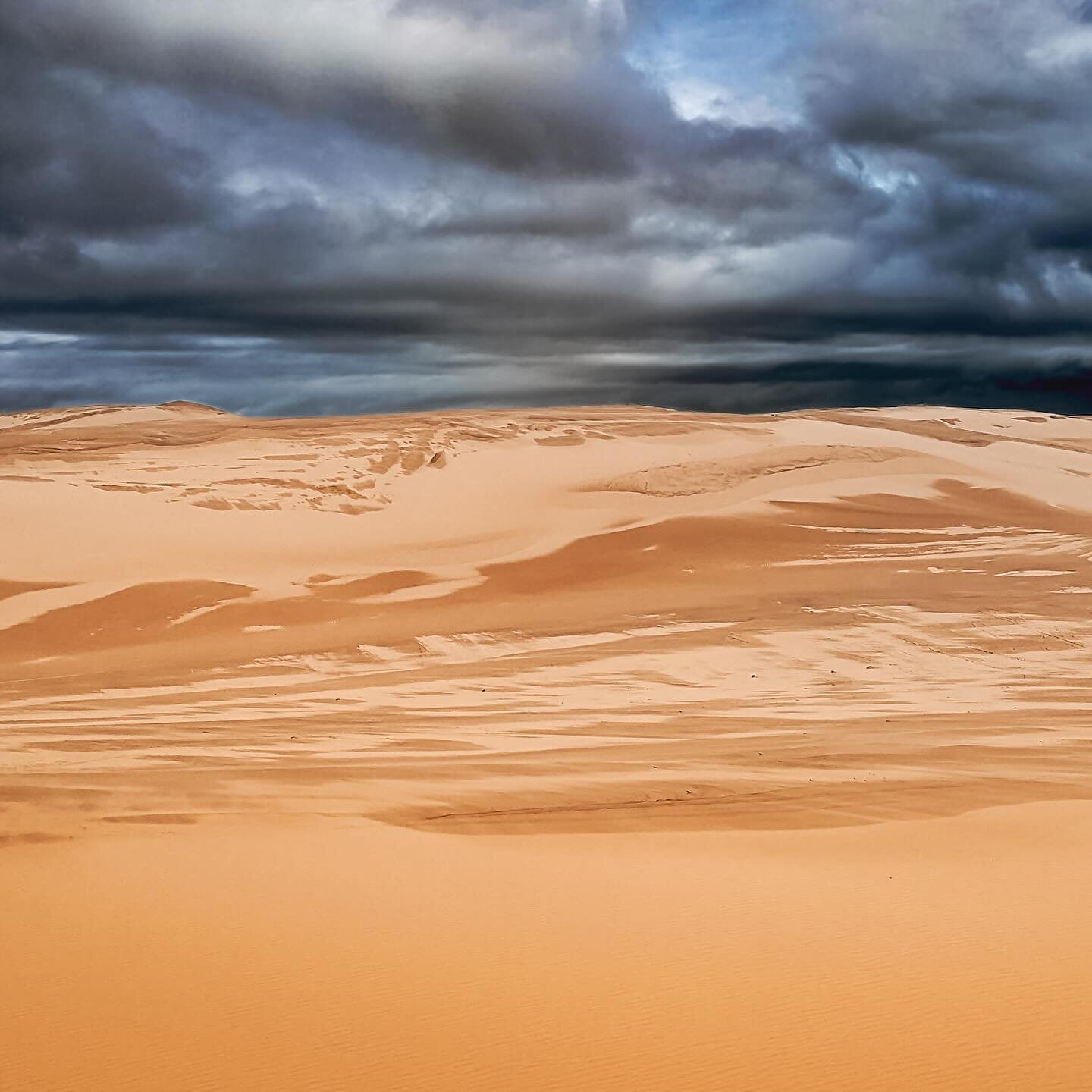 .
.
#portstephens #sanddunes #annabay #annabaysanddunes #stormclouds