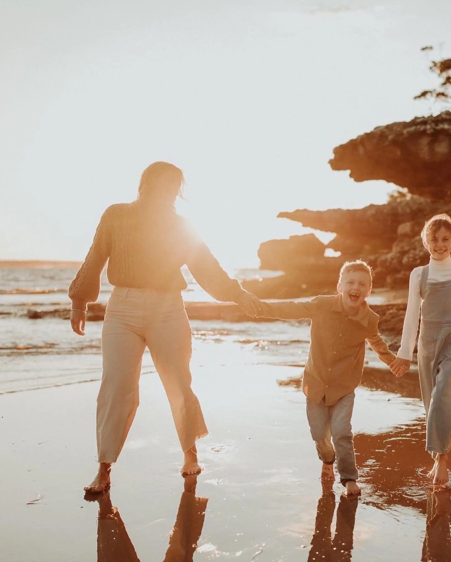 More from the Nevill family! Honestly obsessed with this one 😍😍😍

#sunset #jervisbay #goldenhour #visitnsw #visitshoalhaven #southcoastnsw #nowra #currarong