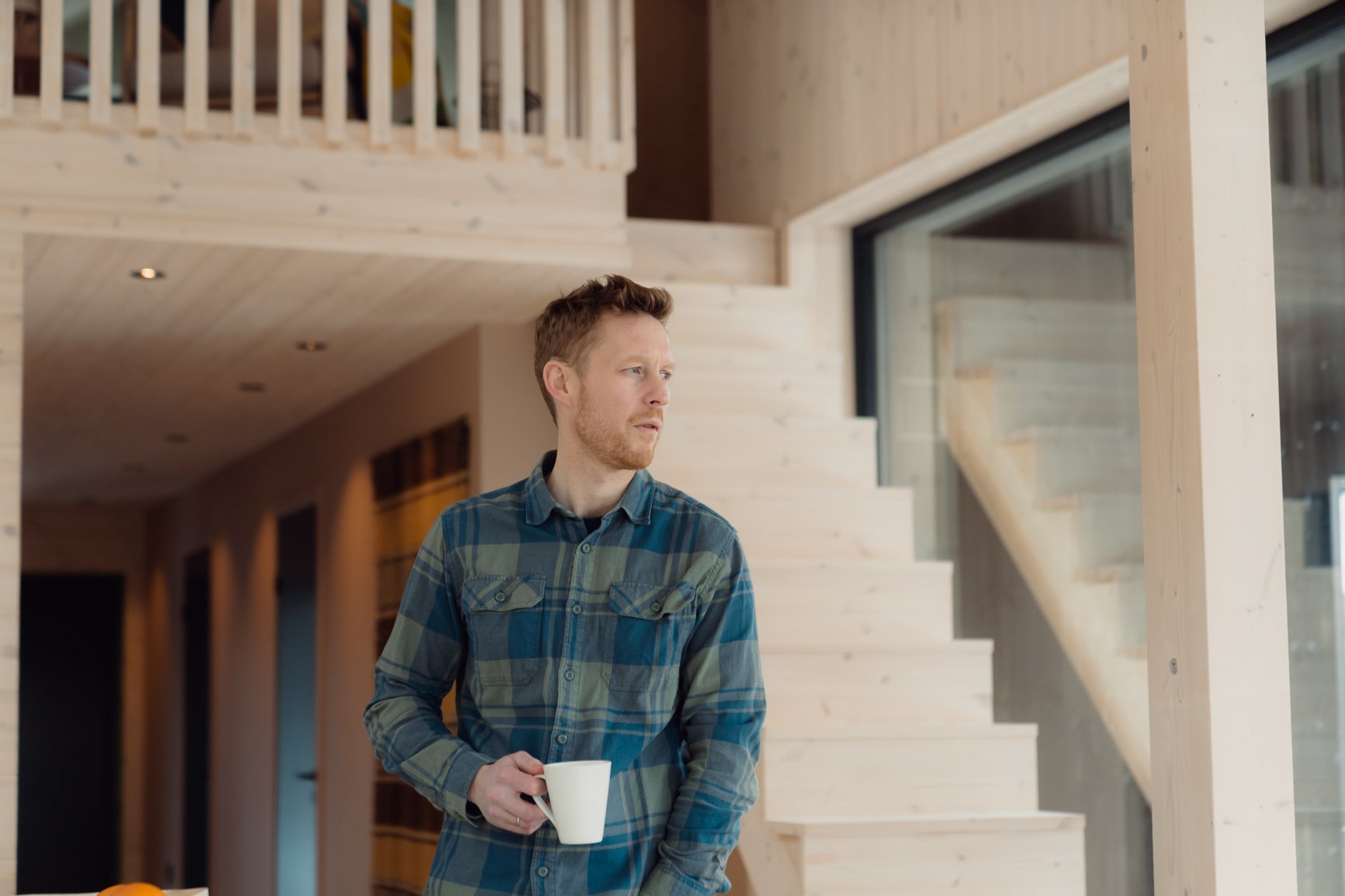 Petter har brukt et helt år på å pendle til hytta i enkelte helger og ferier for å legge panel, male og gjøre klart innvendig. Nå gleder han seg til å ta hytta i bruk