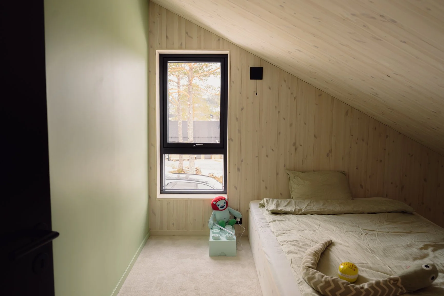 Soverom i andre etasje med grønnmalt gipsvegg i fargen avocado