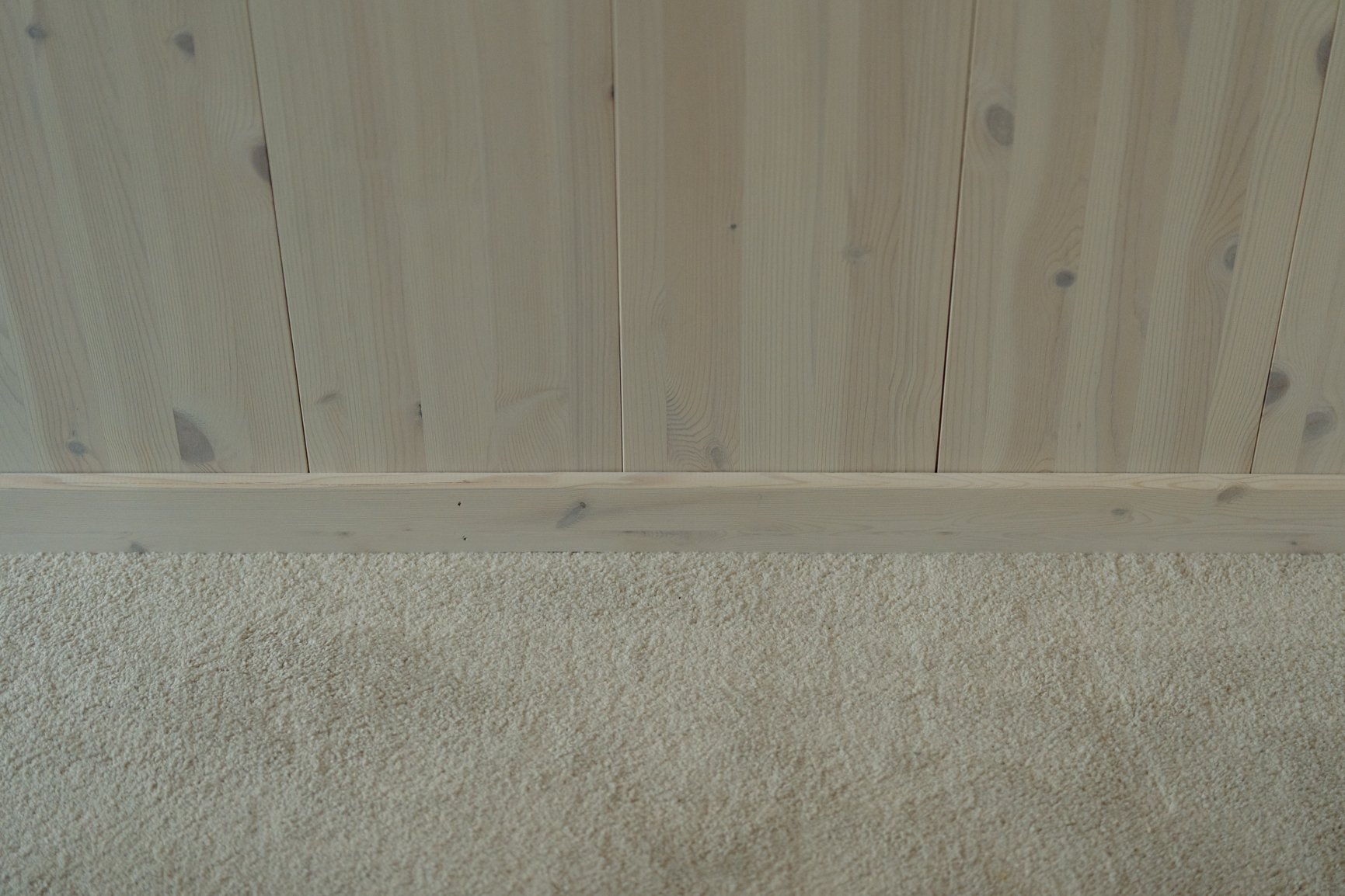 Hvitvokset listverk og panel i skanskaprofil og 215 mm bredde.