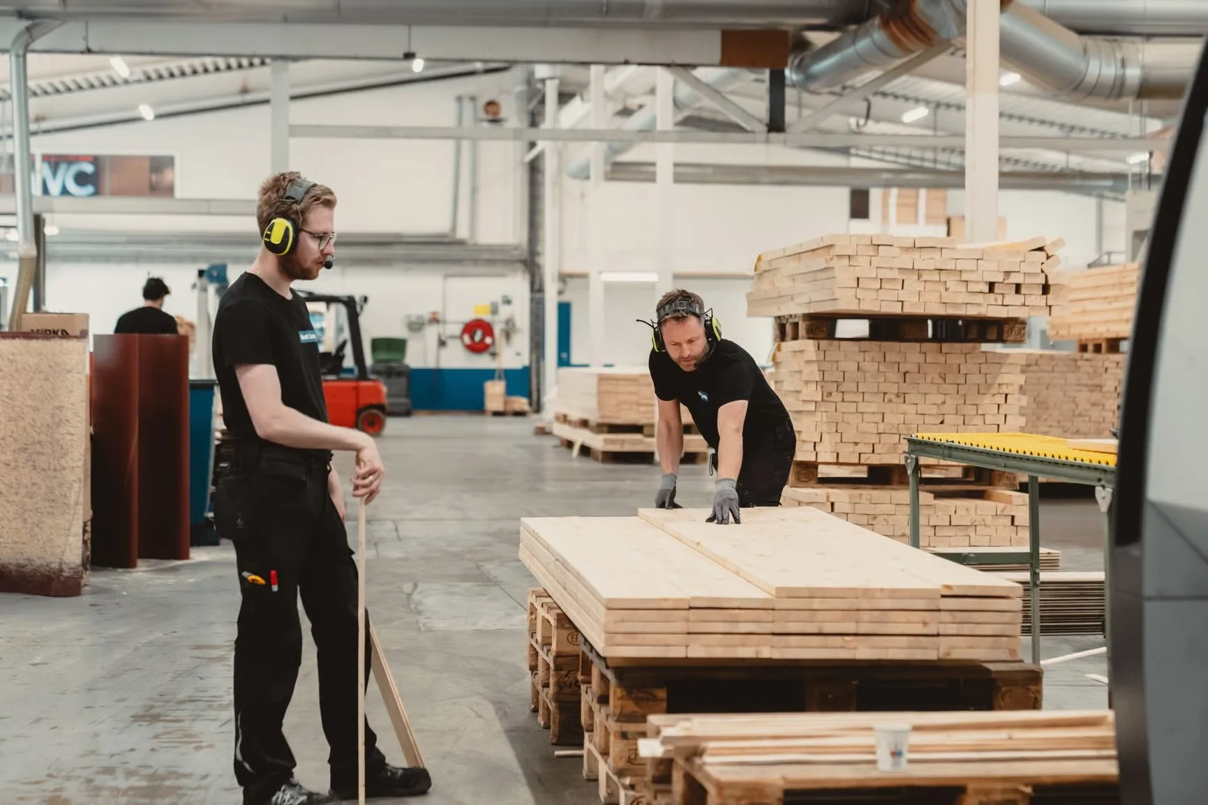 Produksjon av limtrepanel hos Norsk Limtre i Mosvik