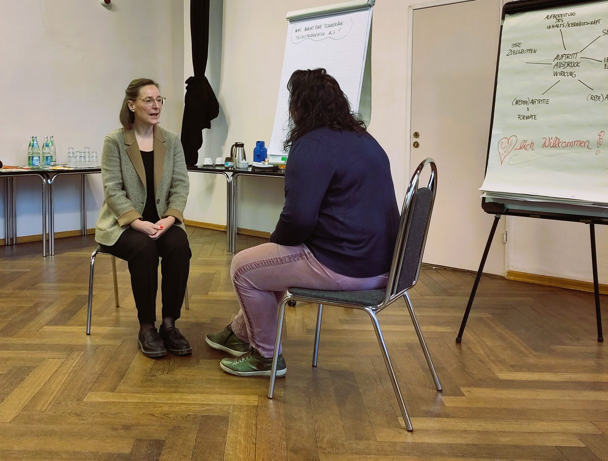 Bild von zwei Teilnehmerinnen aus dem Workshop vom 31.01.2024 (Foto Claudia Heß).jpg