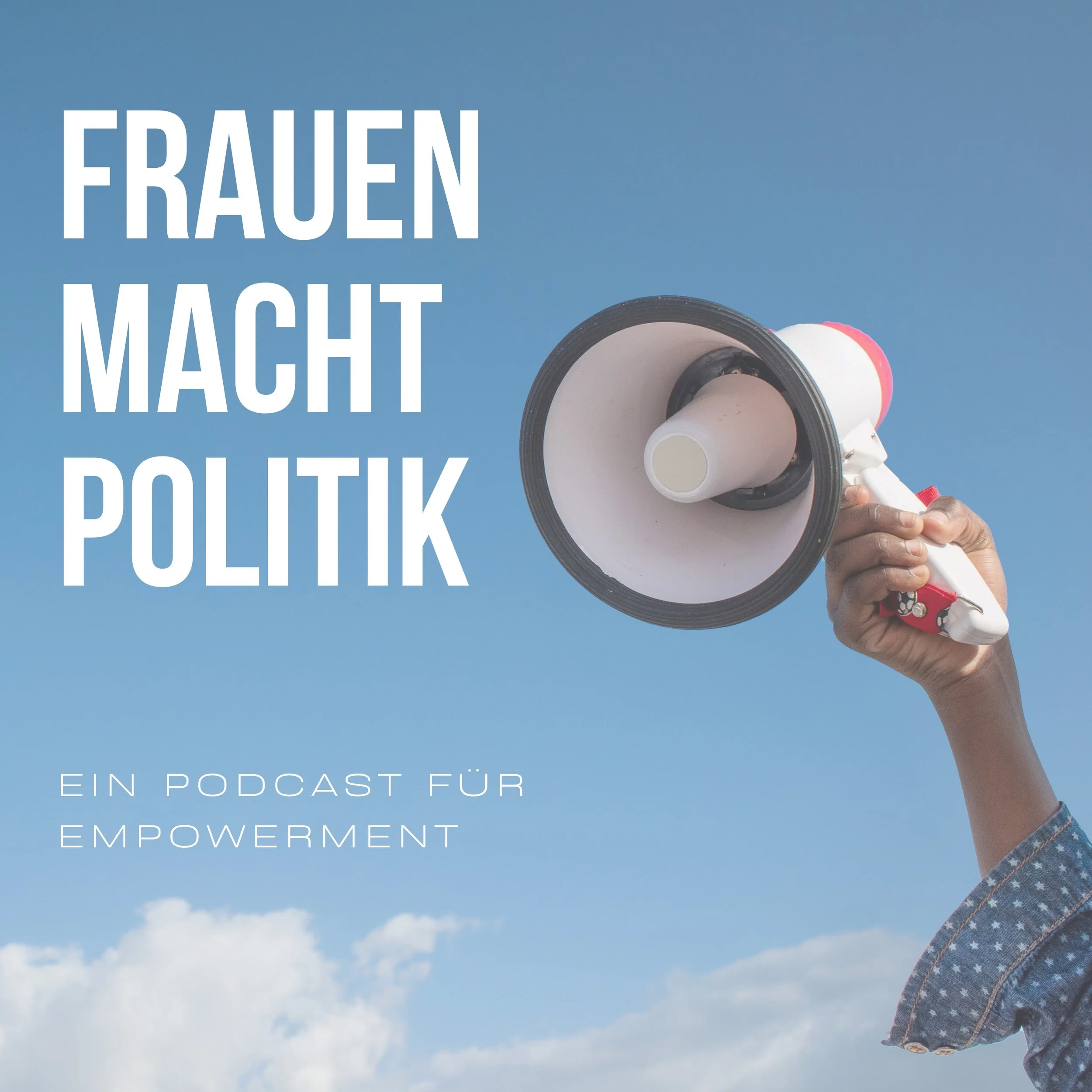 Auf dem Podcast Cover des Podcasts "Frauen Macht Politik" ist ein weißes Mikrofon vor hellblauem Himmel zu sehen.