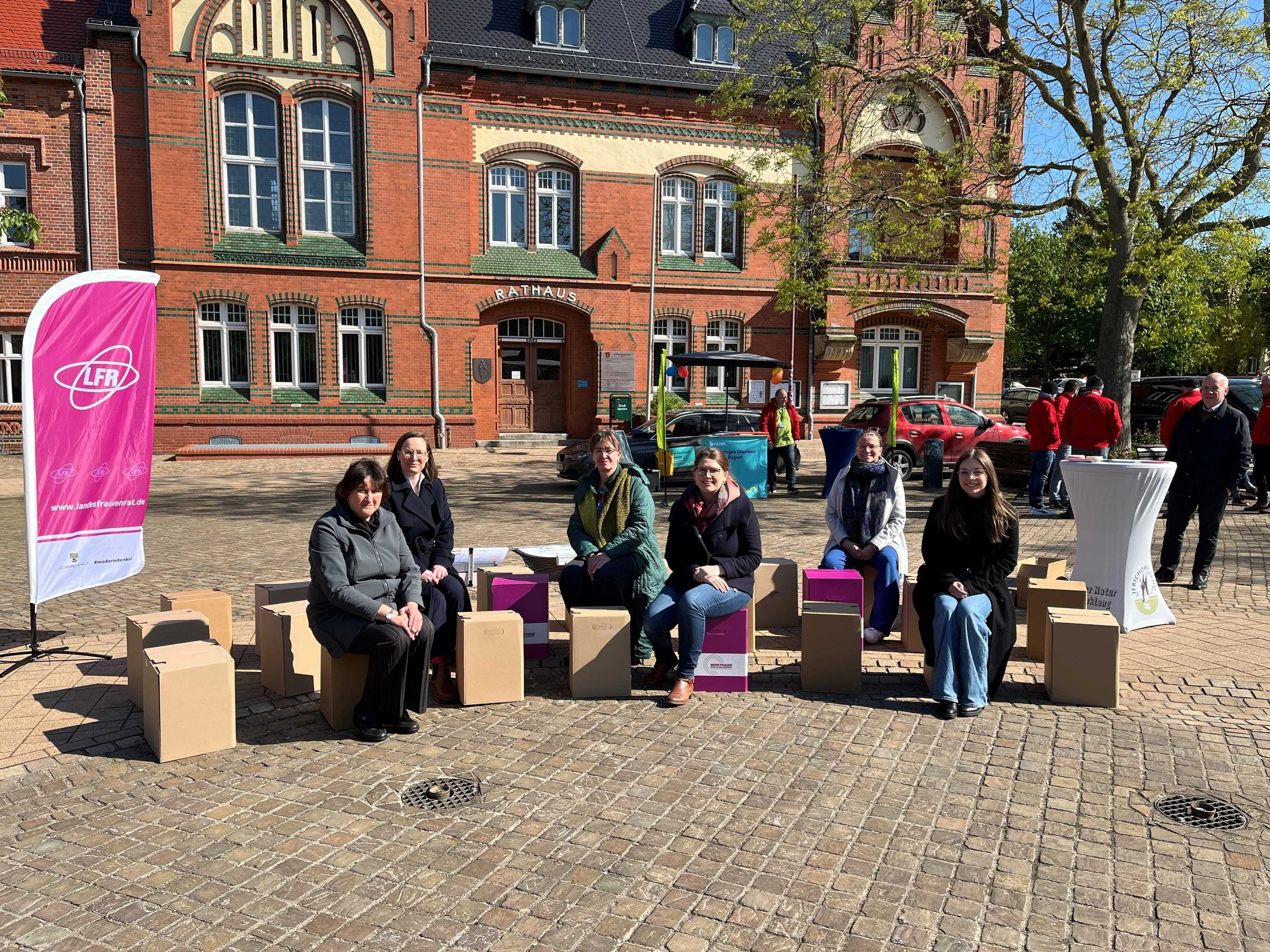 Foto Stühleaktion Marktplatz Genthin.JPG