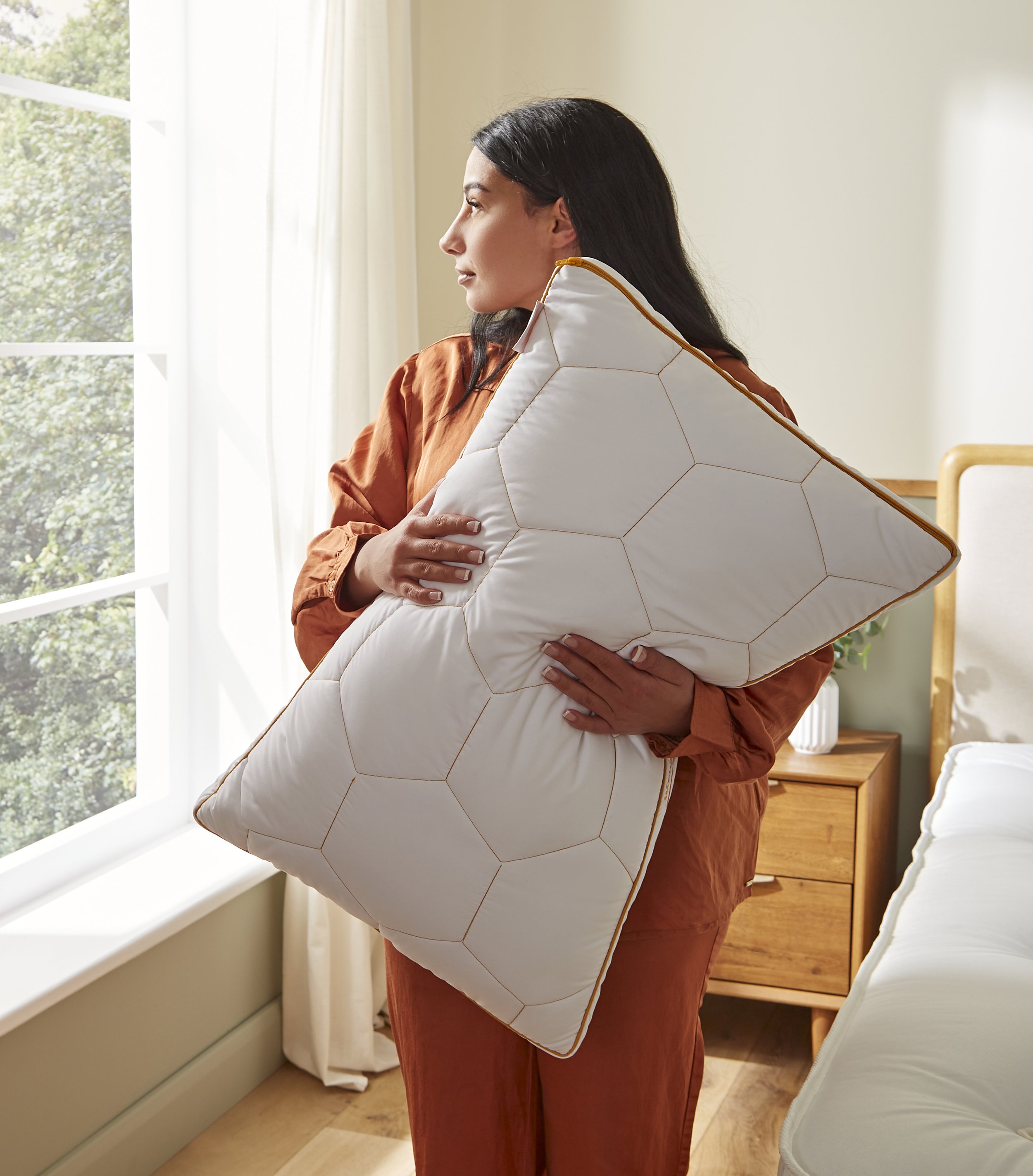 FBC_HoneyFoam_Pillow_Model_21.jpg