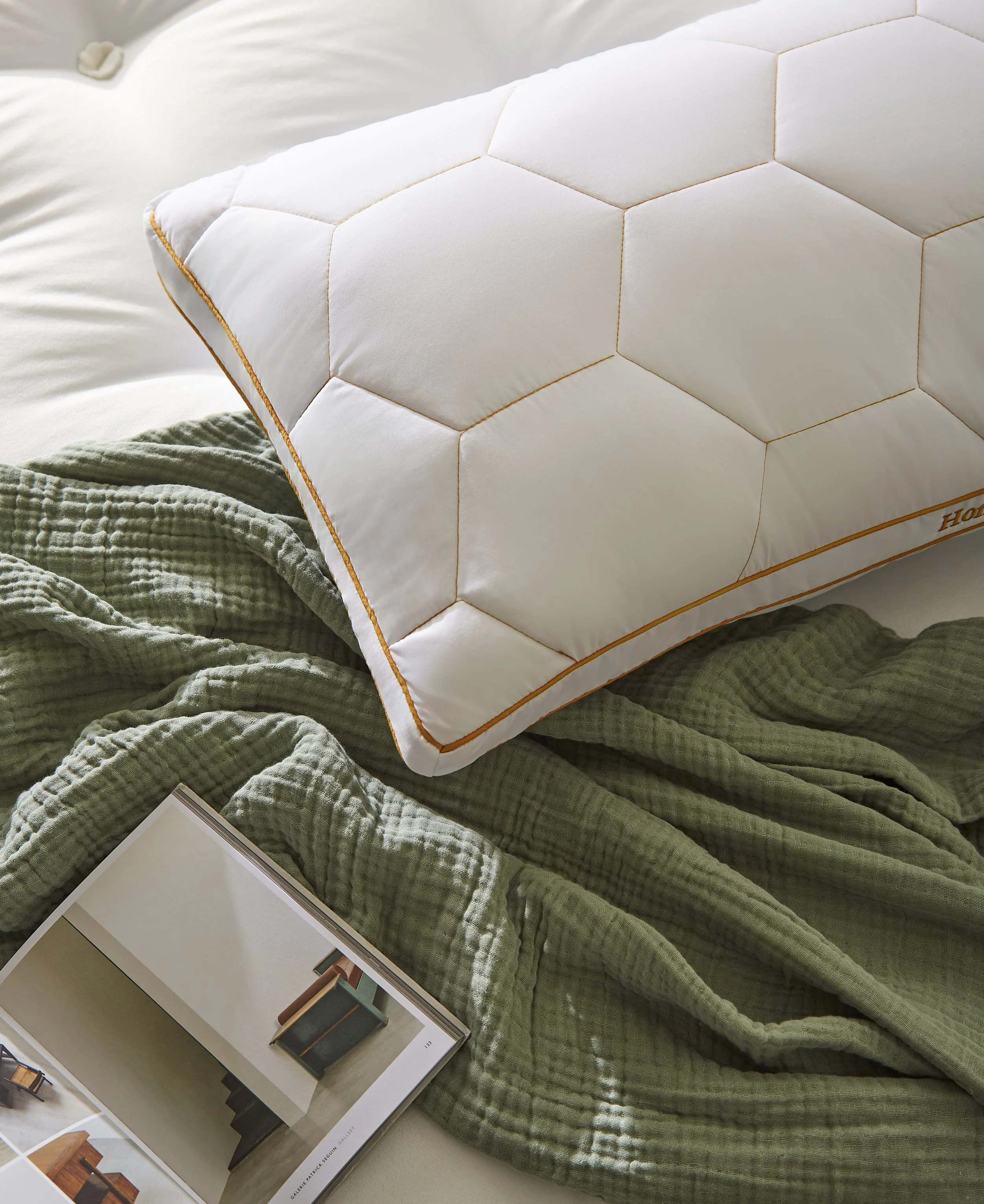 FBC_HoneyFoam_Pillow_Lifestyle_16.jpg