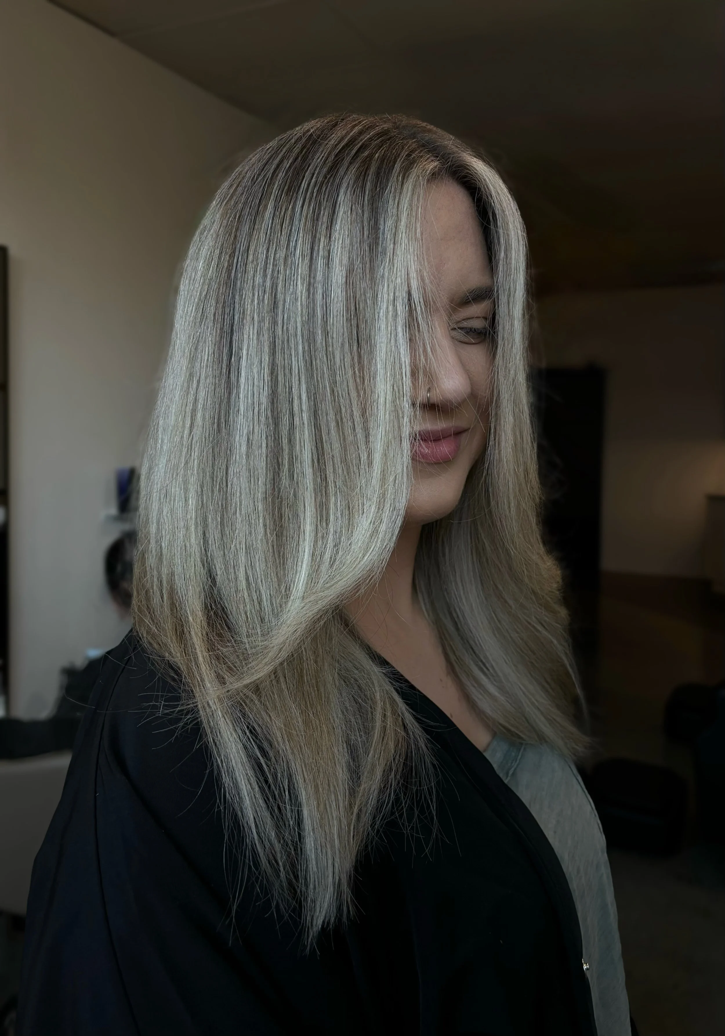 Oregon blonde specialist using healthy lightening techniques