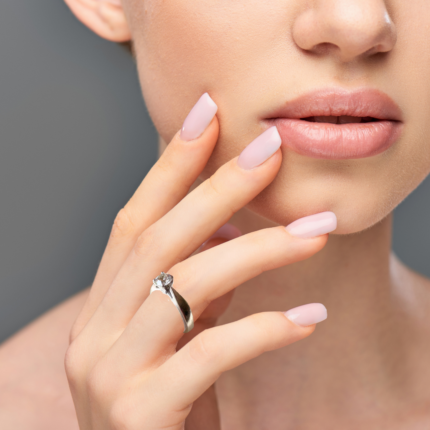 woman wearing a preloved solitaire engagement ring in white gold