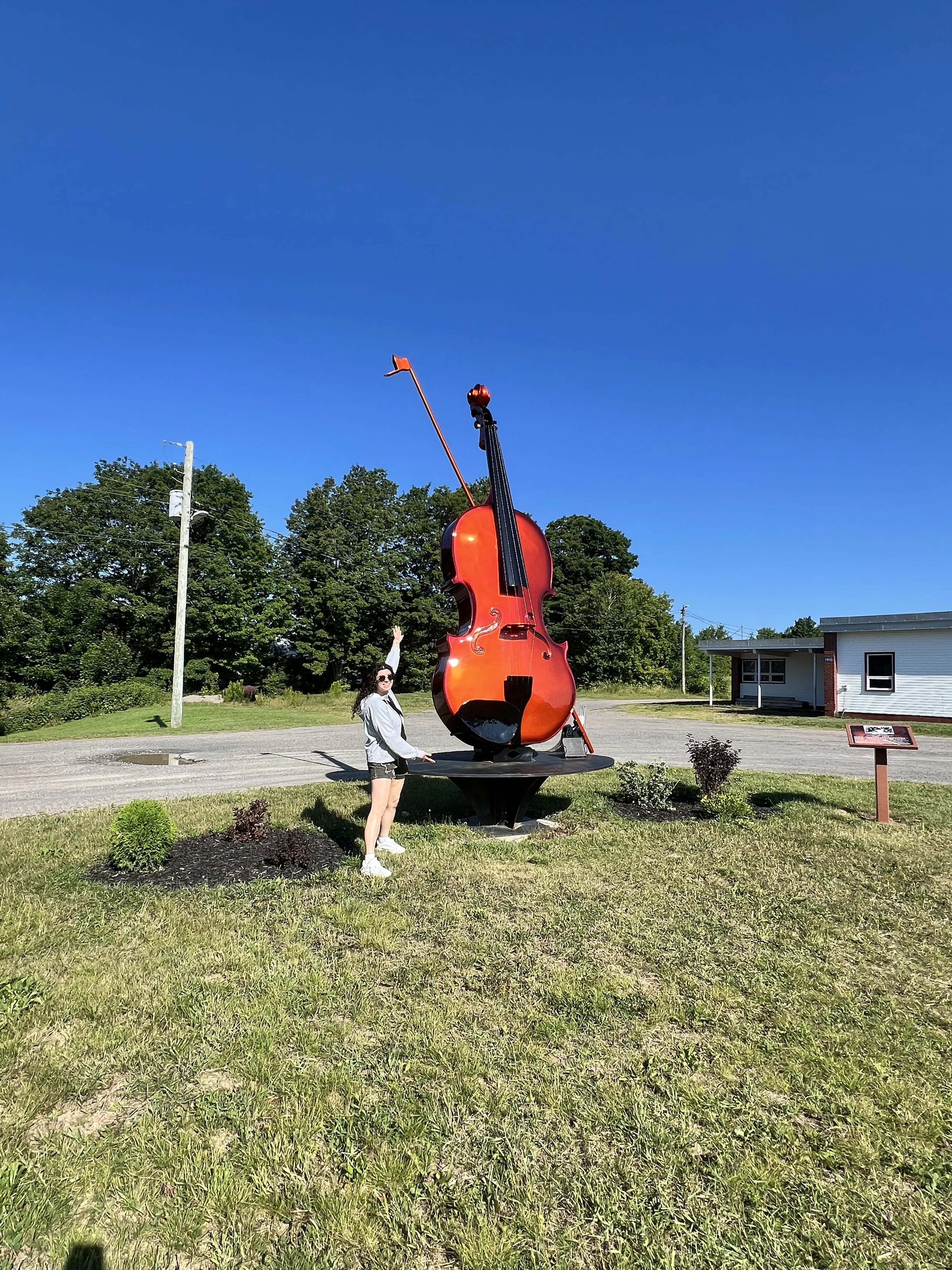 Julia w. big Fiddle.jpeg