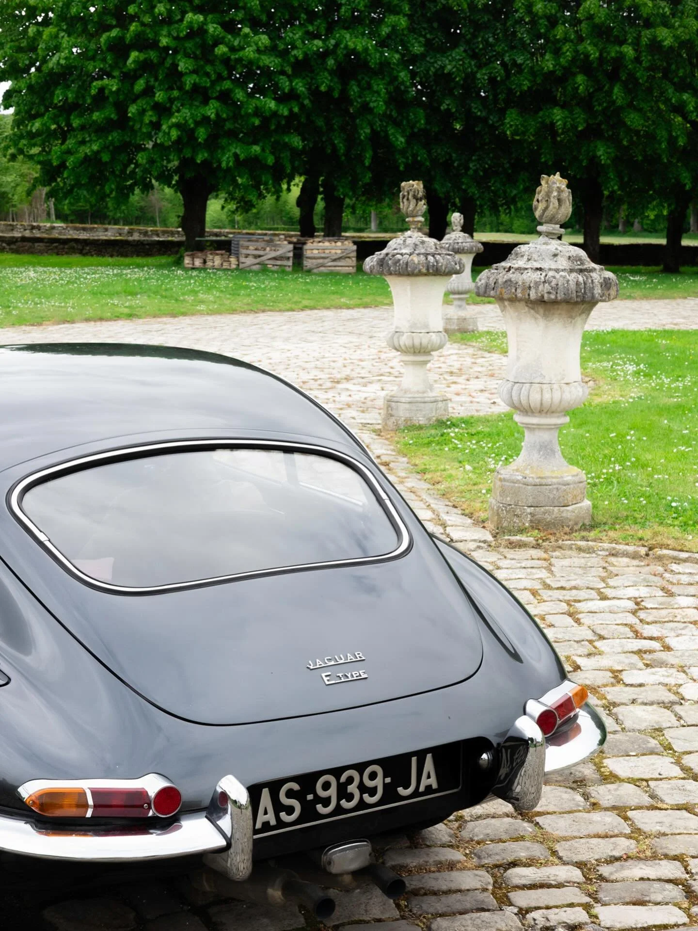 D&eacute;part pr&eacute;cipit&eacute;, les mots poursuivent et se fondent dans le claquement des pav&eacute;s, ne revenir qu&rsquo;&agrave; la saison prochaine.

Shooting photo pour le rallye du @classiccarclub_paris au @chateaudumesnilvoysin