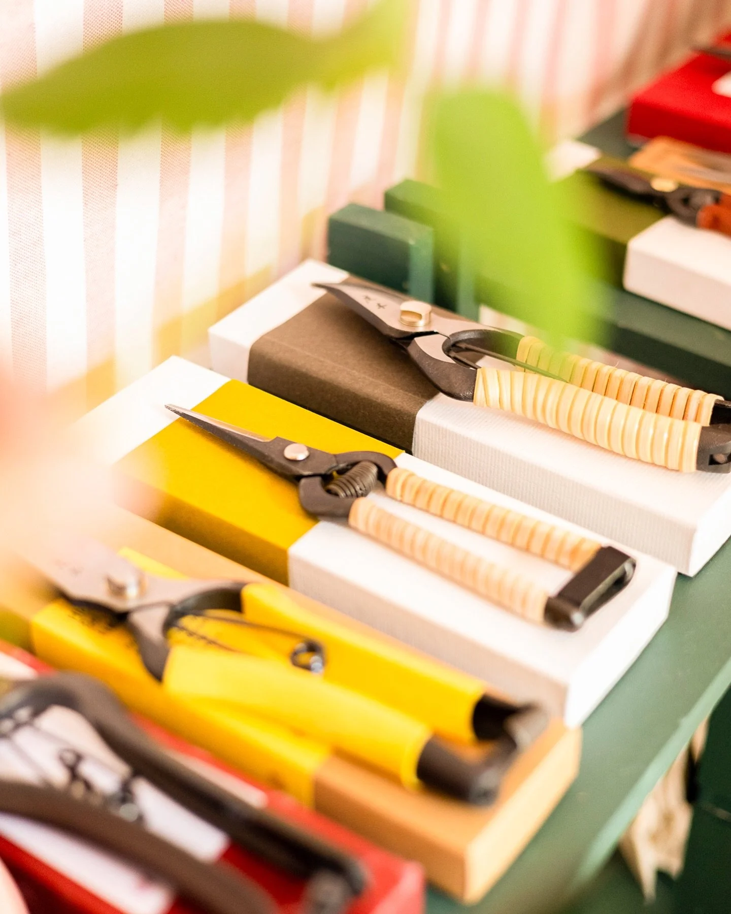 A l&rsquo;occasion du prestigieux salon Jardins, jardin 2024, nous avons imagin&eacute; la sc&eacute;nographie du stand de la marque Jardiniste, r&eacute;alis&eacute; la communication ainsi que les photos. 

Entre rayures et couleurs pop, les objets 