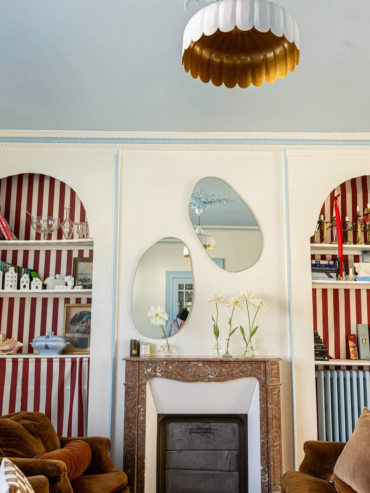 Projet de design d&rsquo;int&eacute;rieur pour une demeure normande 19&egrave;me &agrave; l&rsquo;&acirc;me anglaise.
Une pi&egrave;ce &agrave; vivre vibrante et douce, des semaines &agrave; trouver le juste bleu entre Wedgewood et thermes oniriques,