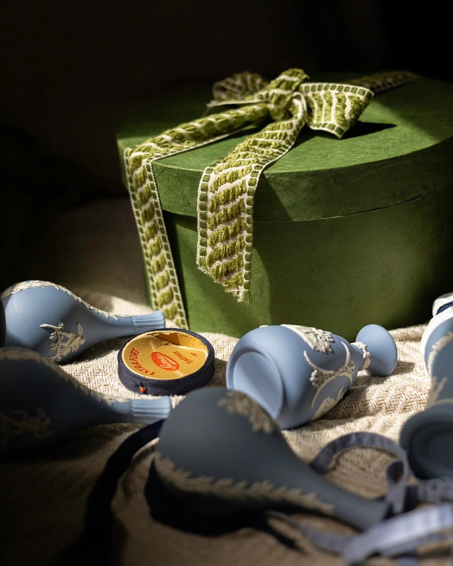 Bleu Wedgewood &amp; vert Province 

📸 El&eacute;onore Wallet&nbsp;@eleonorewallet