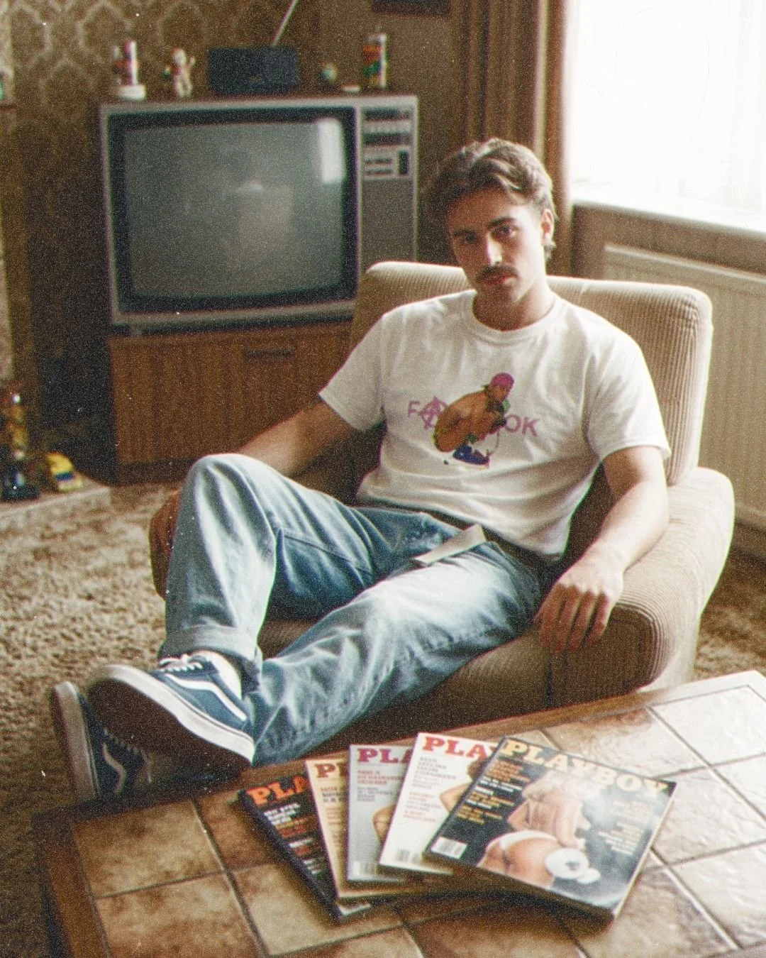 Die 80er waren eine wilde Zeit. Regeln waren eher eher Vorschl&auml;ge.
Und weil sich bei Fatduck auch 2026 niemand daf&uuml;r interessiert, was man angeblich darf oder nicht darf, kommt unser Rollergirl genau so auf dein Shirt, wie es gedacht war: u