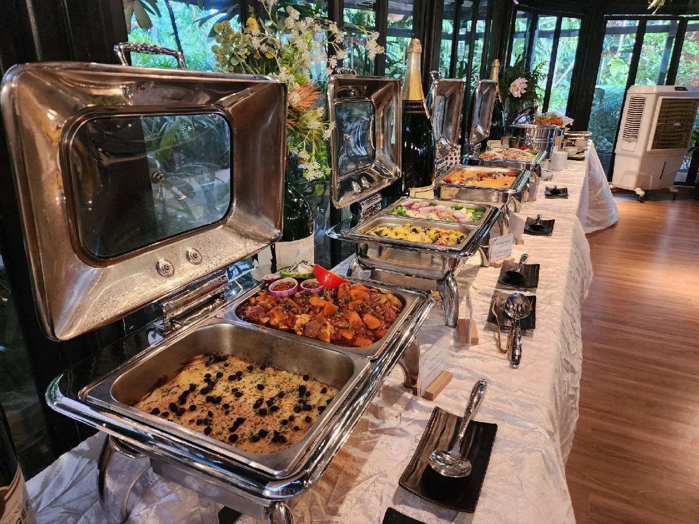 Vineyard at Hortpark buffet line for events